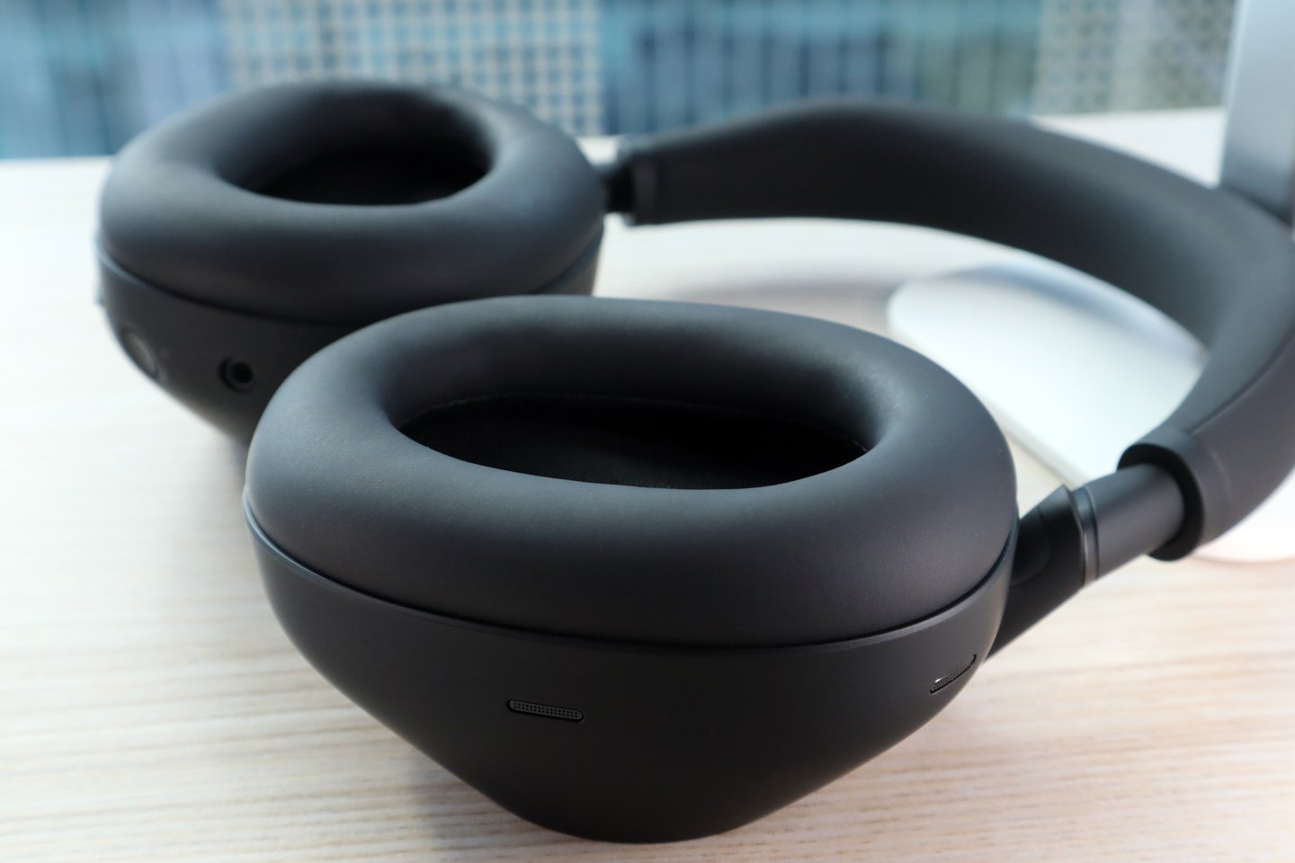 Sony 最近正式推出了全新的 WH-1000XM6 頭戴式降噪耳機，距離上代產品已有三年之多。根據用家的反饋，Sony 決定回歸 WH-1000XM4 的可摺疊設計，並進行了重新改良，轉動更加靈活，感覺也更耐用。其次，這款耳機在降噪性能、音質及佩戴舒適度等各方面都有了顯著的提升。