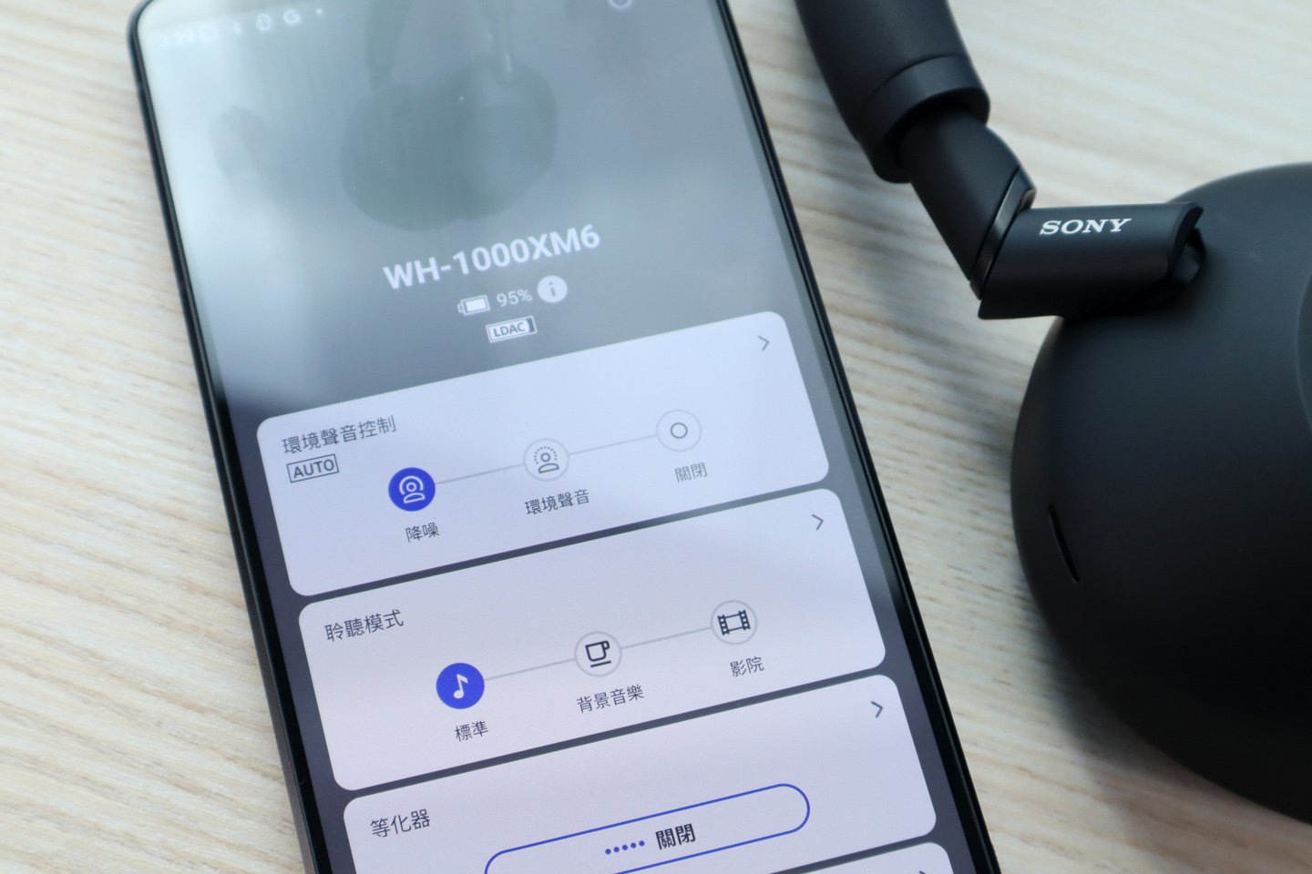 Sony 最近正式推出了全新的 WH-1000XM6 頭戴式降噪耳機，距離上代產品已有三年之多。根據用家的反饋，Sony 決定回歸 WH-1000XM4 的可摺疊設計，並進行了重新改良，轉動更加靈活，感覺也更耐用。其次，這款耳機在降噪性能、音質及佩戴舒適度等各方面都有了顯著的提升。