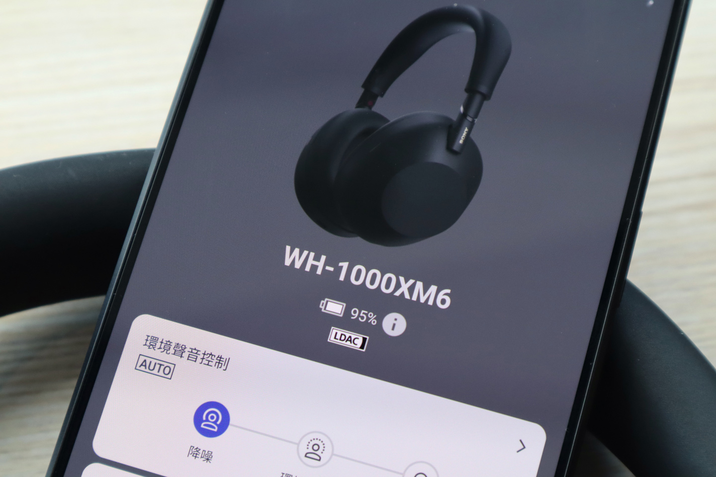 Sony 最近正式推出了全新的 WH-1000XM6 頭戴式降噪耳機，距離上代產品已有三年之多。根據用家的反饋，Sony 決定回歸 WH-1000XM4 的可摺疊設計，並進行了重新改良，轉動更加靈活，感覺也更耐用。其次，這款耳機在降噪性能、音質及佩戴舒適度等各方面都有了顯著的提升。