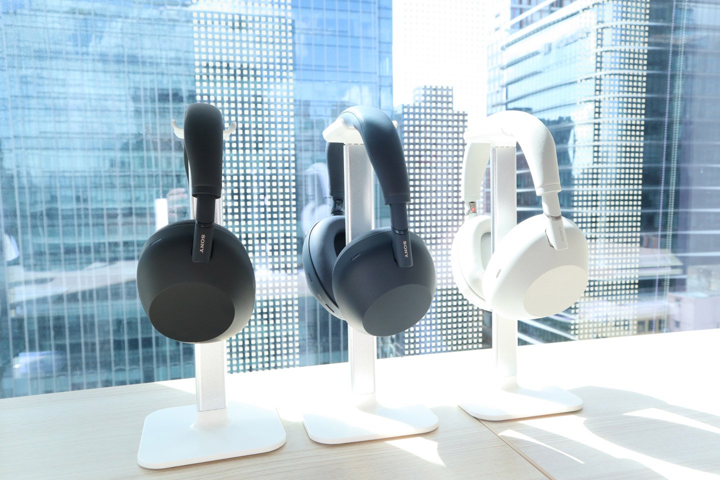Sony 最近正式推出了全新的 WH-1000XM6 頭戴式降噪耳機，距離上代產品已有三年之多。根據用家的反饋，Sony 決定回歸 WH-1000XM4 的可摺疊設計，並進行了重新改良，轉動更加靈活，感覺也更耐用。其次，這款耳機在降噪性能、音質及佩戴舒適度等各方面都有了顯著的提升。