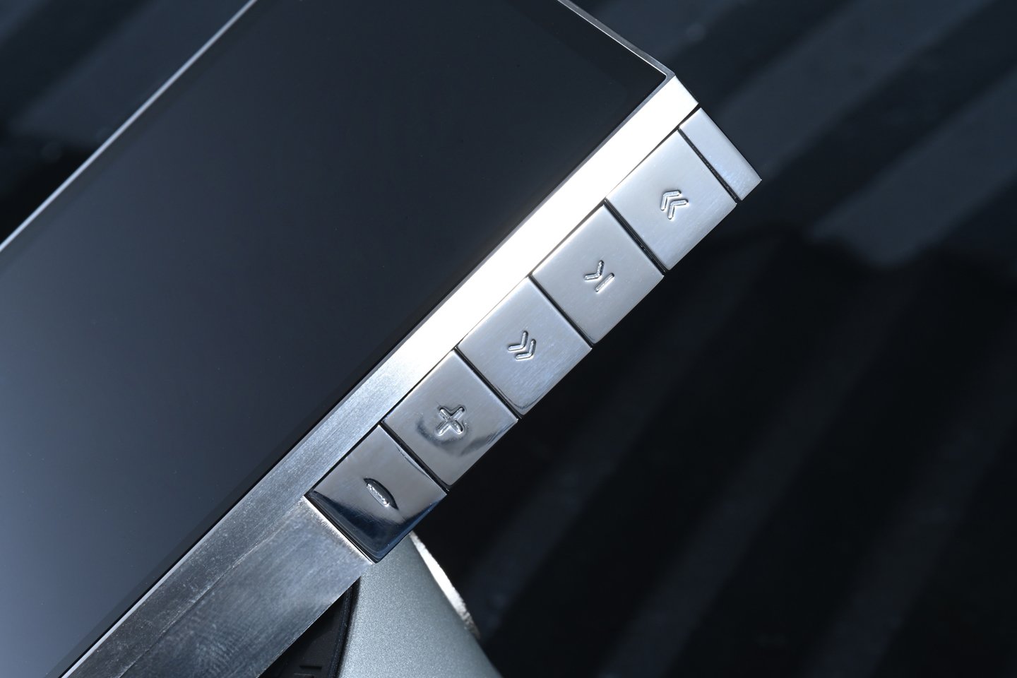 韓國品牌 Astell&Kern 在高端音響界早已享譽全球，其最新推出的 PD10 不僅是一款數碼音樂播放器（DAP），更是一個多功能的座檯音響系統，專為滿足便攜和家庭音響用家的需求而設計。PD10 不僅延續了 Astell&Kern 的優良傳統，在設計、功能及音質上亦實現了顯著突破，為音樂愛好者帶來了全新的聆聽體驗。