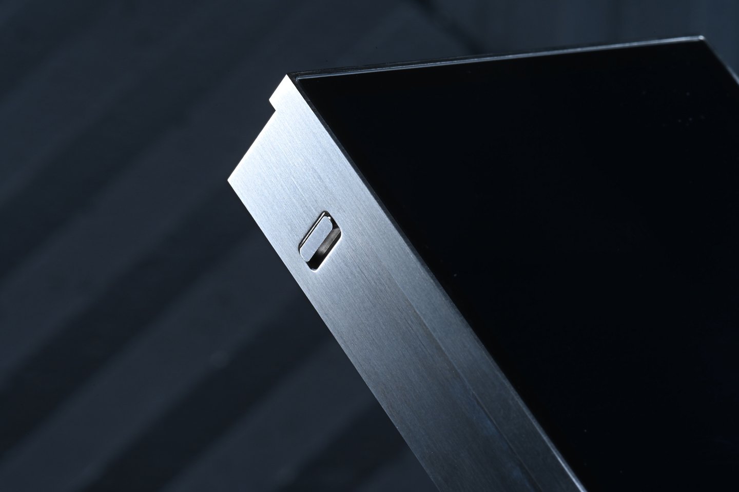 韓國品牌 Astell&Kern 在高端音響界早已享譽全球，其最新推出的 PD10 不僅是一款數碼音樂播放器（DAP），更是一個多功能的座檯音響系統，專為滿足便攜和家庭音響用家的需求而設計。PD10 不僅延續了 Astell&Kern 的優良傳統，在設計、功能及音質上亦實現了顯著突破，為音樂愛好者帶來了全新的聆聽體驗。