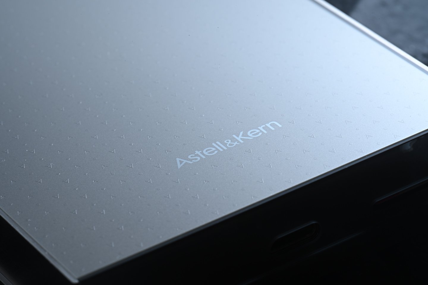 韓國品牌 Astell&Kern 在高端音響界早已享譽全球，其最新推出的 PD10 不僅是一款數碼音樂播放器（DAP），更是一個多功能的座檯音響系統，專為滿足便攜和家庭音響用家的需求而設計。PD10 不僅延續了 Astell&Kern 的優良傳統，在設計、功能及音質上亦實現了顯著突破，為音樂愛好者帶來了全新的聆聽體驗。