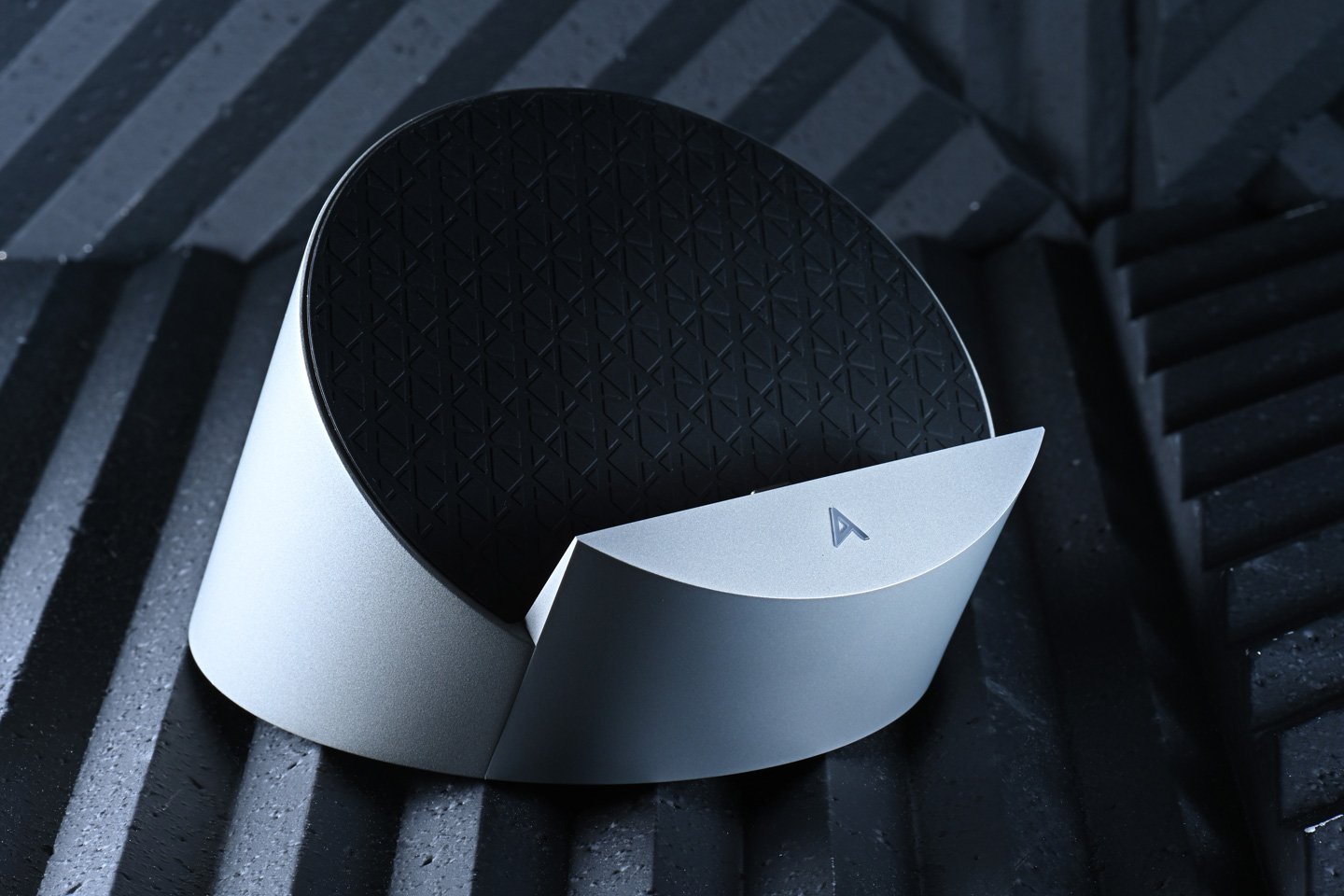 韓國品牌 Astell&Kern 在高端音響界早已享譽全球，其最新推出的 PD10 不僅是一款數碼音樂播放器（DAP），更是一個多功能的座檯音響系統，專為滿足便攜和家庭音響用家的需求而設計。PD10 不僅延續了 Astell&Kern 的優良傳統，在設計、功能及音質上亦實現了顯著突破，為音樂愛好者帶來了全新的聆聽體驗。