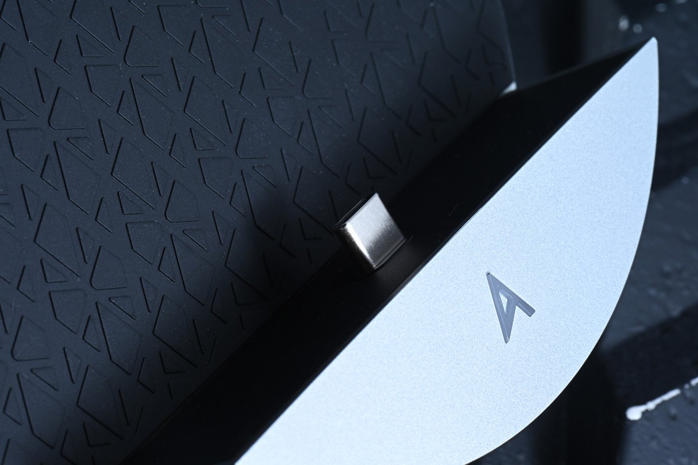 韓國品牌 Astell&Kern 在高端音響界早已享譽全球，其最新推出的 PD10 不僅是一款數碼音樂播放器（DAP），更是一個多功能的座檯音響系統，專為滿足便攜和家庭音響用家的需求而設計。PD10 不僅延續了 Astell&Kern 的優良傳統，在設計、功能及音質上亦實現了顯著突破，為音樂愛好者帶來了全新的聆聽體驗。