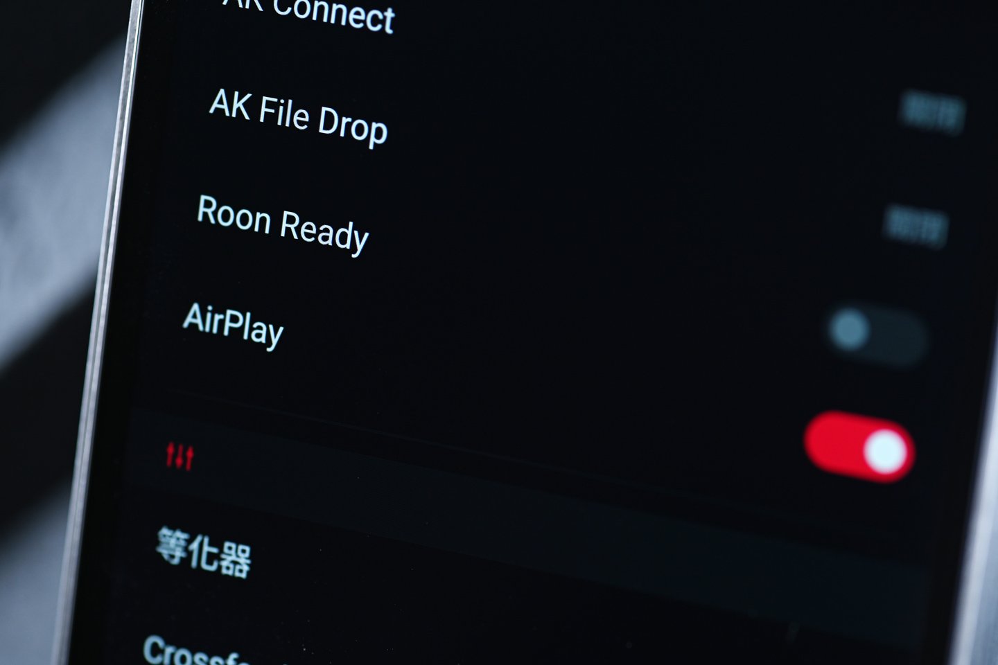 韓國品牌 Astell&Kern 在高端音響界早已享譽全球，其最新推出的 PD10 不僅是一款數碼音樂播放器（DAP），更是一個多功能的座檯音響系統，專為滿足便攜和家庭音響用家的需求而設計。PD10 不僅延續了 Astell&Kern 的優良傳統，在設計、功能及音質上亦實現了顯著突破，為音樂愛好者帶來了全新的聆聽體驗。