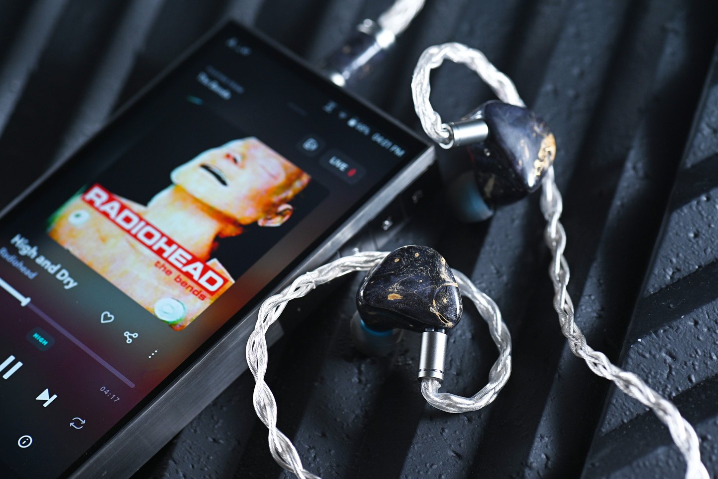 韓國品牌 Astell&Kern 在高端音響界早已享譽全球，其最新推出的 PD10 不僅是一款數碼音樂播放器（DAP），更是一個多功能的座檯音響系統，專為滿足便攜和家庭音響用家的需求而設計。PD10 不僅延續了 Astell&Kern 的優良傳統，在設計、功能及音質上亦實現了顯著突破，為音樂愛好者帶來了全新的聆聽體驗。