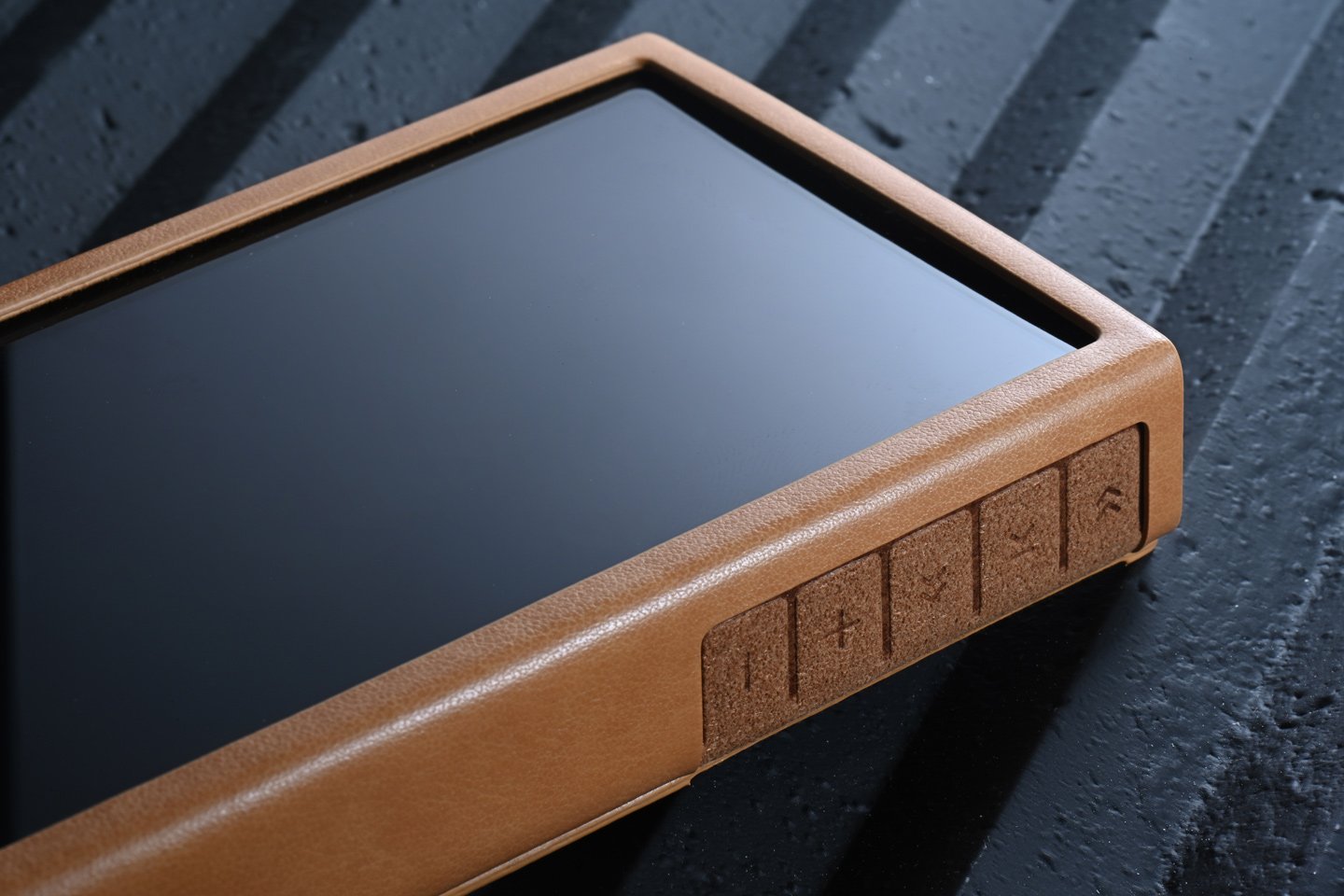 韓國品牌 Astell&Kern 在高端音響界早已享譽全球，其最新推出的 PD10 不僅是一款數碼音樂播放器（DAP），更是一個多功能的座檯音響系統，專為滿足便攜和家庭音響用家的需求而設計。PD10 不僅延續了 Astell&Kern 的優良傳統，在設計、功能及音質上亦實現了顯著突破，為音樂愛好者帶來了全新的聆聽體驗。