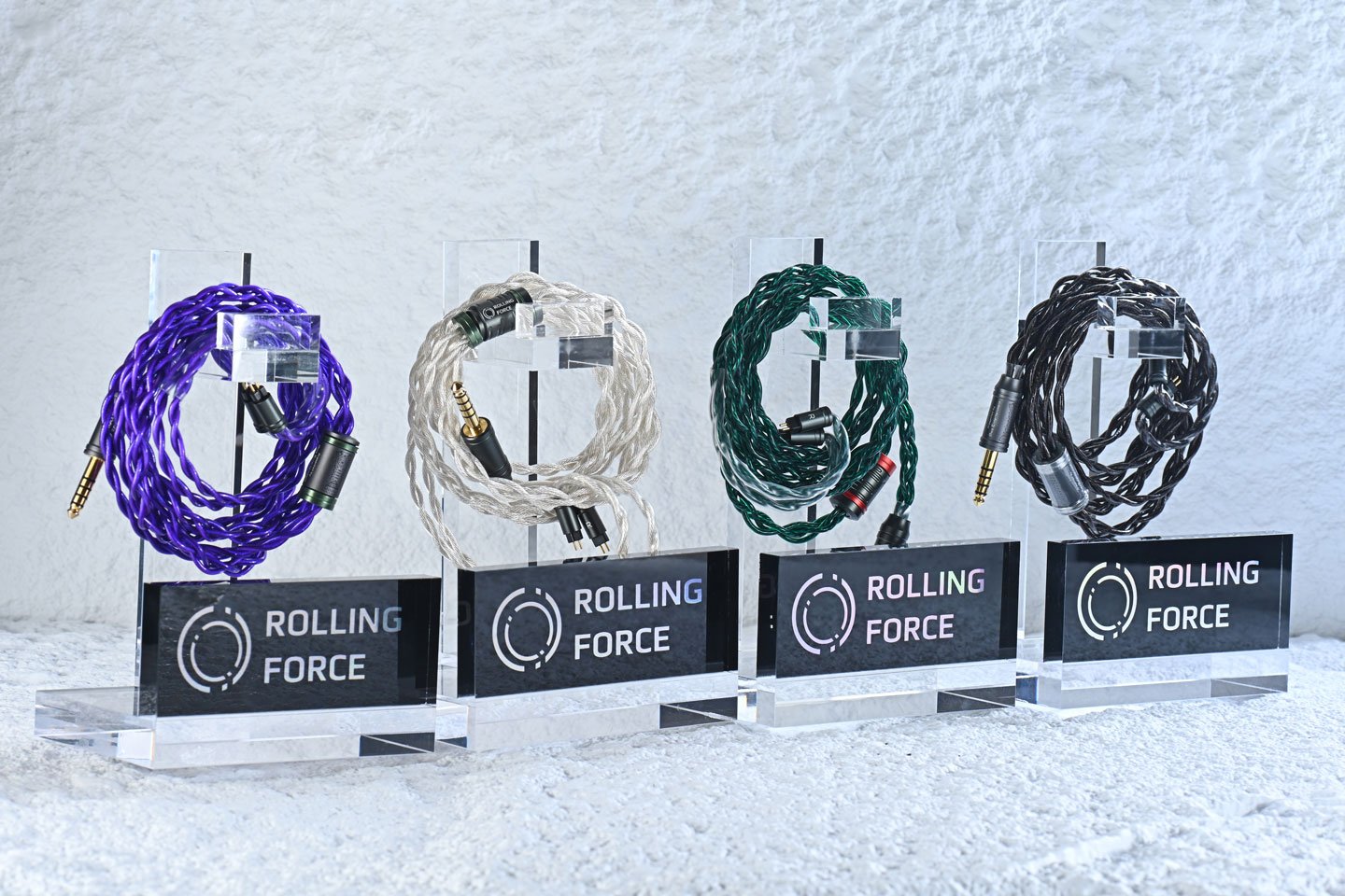 Rolling Force 自 2021 年成立以來，專注於耳機線材的開發，迅速吸引了許多耳機愛好者的關注。創辦人 Ming Yu 不僅負責產品設計與調音，還親自參與從產品定位到銷售的每一環節。他的故事充滿熱情與堅持，這次我們就來深入了解一下這位創業者的背景及品牌的發展歷程。