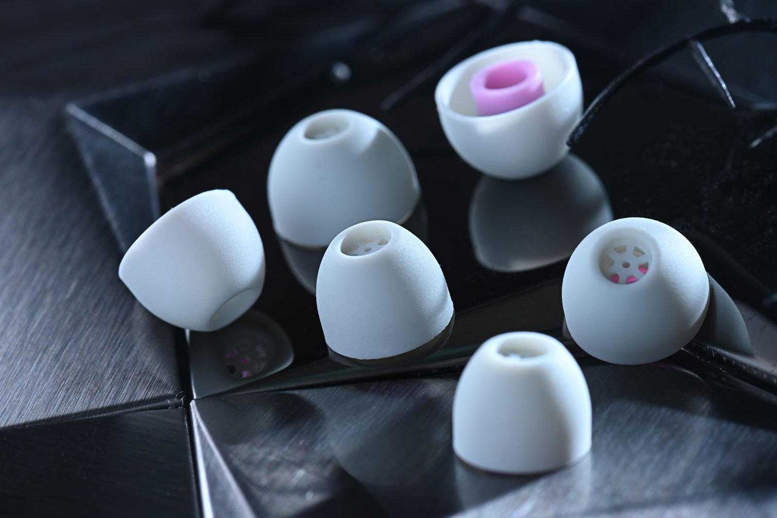 對於 ddHiFi 這個品牌，大家可能有留意到其轉插、耳機線和各類音響配件產品，卻未必記起他們也有推出耳機，譬如多年前的 Janus 等。近日 ddHiFi 就與 Moondrop（水月雨）聯乘合作，發表了最新力作：入耳式耳機 Surface，務求在競爭激烈的耳機市場中，集兩大品牌的精髓，為用家帶來驚喜。ddHiFi 以金屬工藝、設計美學見長，Moondrop（水月雨）則專精於技術研發，兩者合作推出的 Surface，就以 Moondrop 的多款耳機前作為基礙，經過調整精進後再引入 ddHiFi 的調音理念，不僅外型出眾，更在音質上追求極致平衡，值得大家留意。