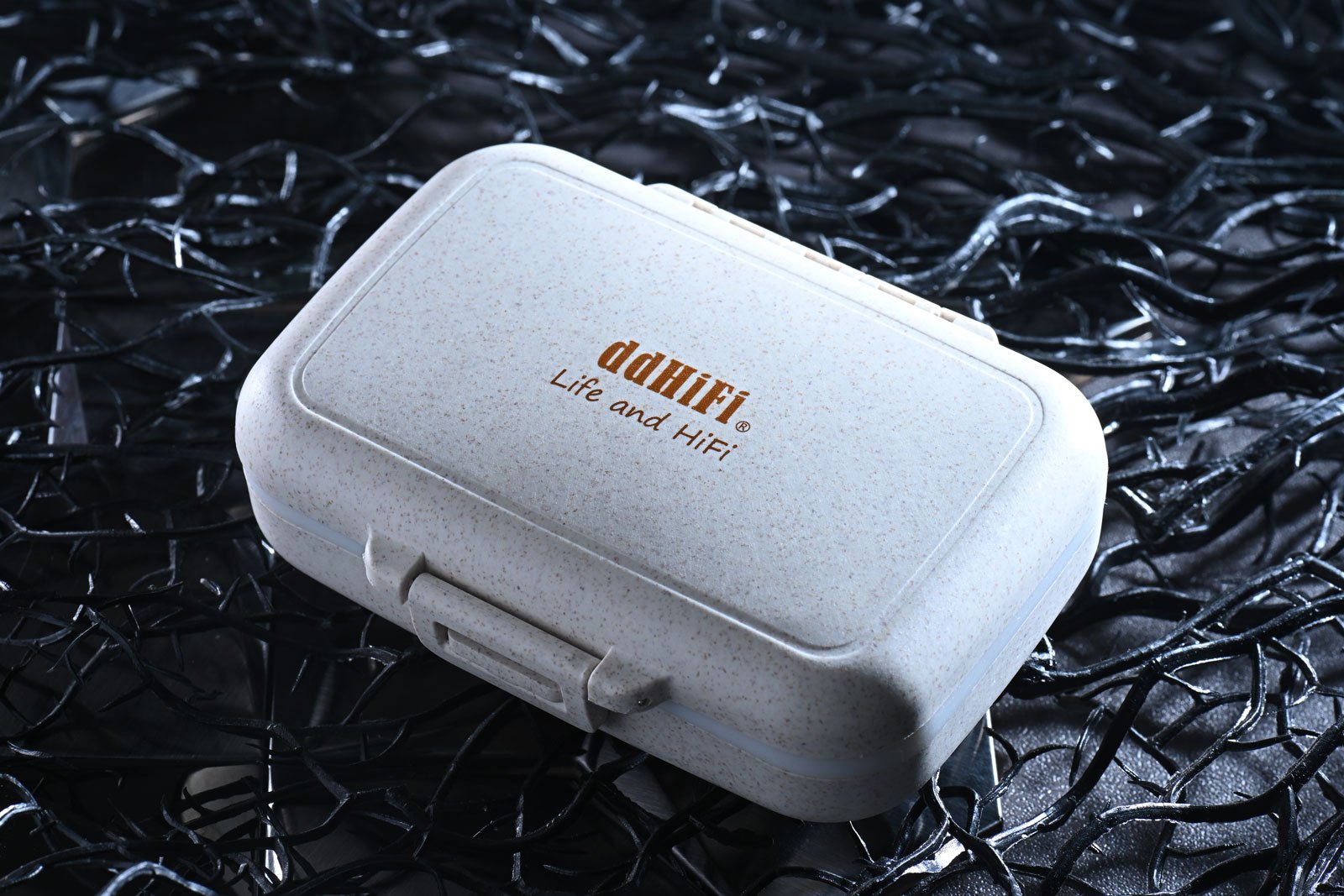 對於 ddHiFi 這個品牌，大家可能有留意到其轉插、耳機線和各類音響配件產品，卻未必記起他們也有推出耳機，譬如多年前的 Janus 等。近日 ddHiFi 就與 Moondrop（水月雨）聯乘合作，發表了最新力作：入耳式耳機 Surface，務求在競爭激烈的耳機市場中，集兩大品牌的精髓，為用家帶來驚喜。ddHiFi 以金屬工藝、設計美學見長，Moondrop（水月雨）則專精於技術研發，兩者合作推出的 Surface，就以 Moondrop 的多款耳機前作為基礙，經過調整精進後再引入 ddHiFi 的調音理念，不僅外型出眾，更在音質上追求極致平衡，值得大家留意。
