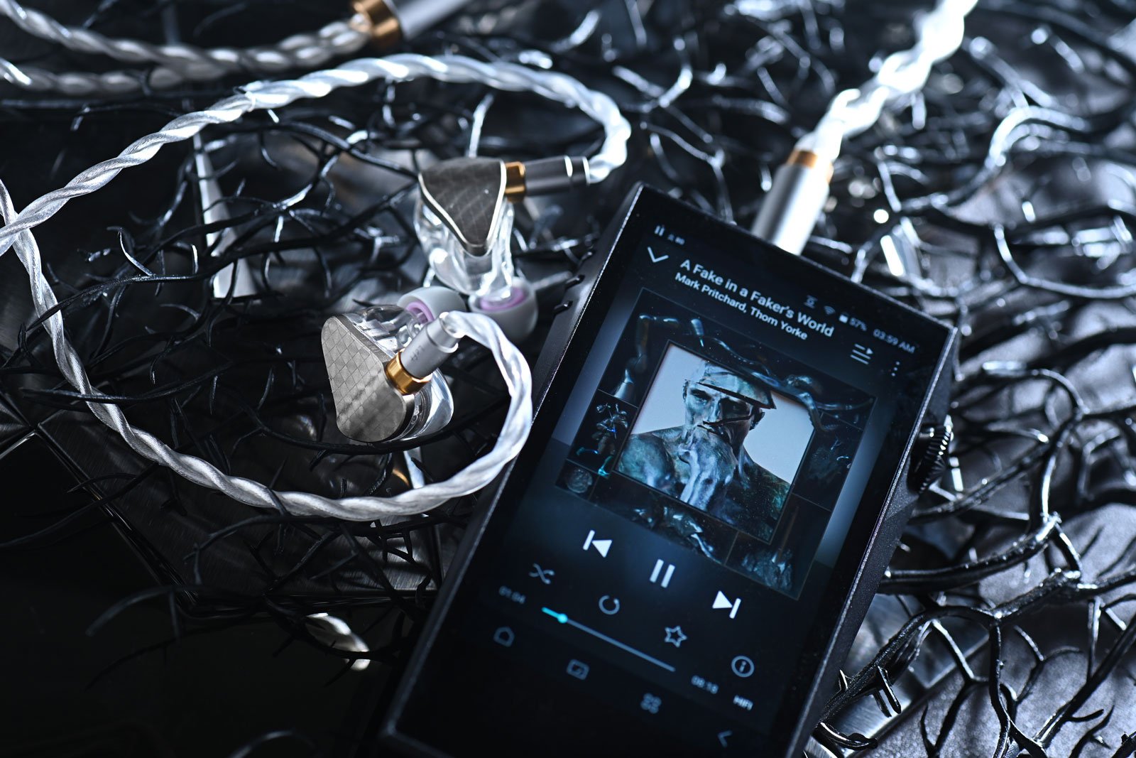 對於 ddHiFi 這個品牌，大家可能有留意到其轉插、耳機線和各類音響配件產品，卻未必記起他們也有推出耳機，譬如多年前的 Janus 等。近日 ddHiFi 就與 Moondrop（水月雨）聯乘合作，發表了最新力作：入耳式耳機 Surface，務求在競爭激烈的耳機市場中，集兩大品牌的精髓，為用家帶來驚喜。ddHiFi 以金屬工藝、設計美學見長，Moondrop（水月雨）則專精於技術研發，兩者合作推出的 Surface，就以 Moondrop 的多款耳機前作為基礙，經過調整精進後再引入 ddHiFi 的調音理念，不僅外型出眾，更在音質上追求極致平衡，值得大家留意。