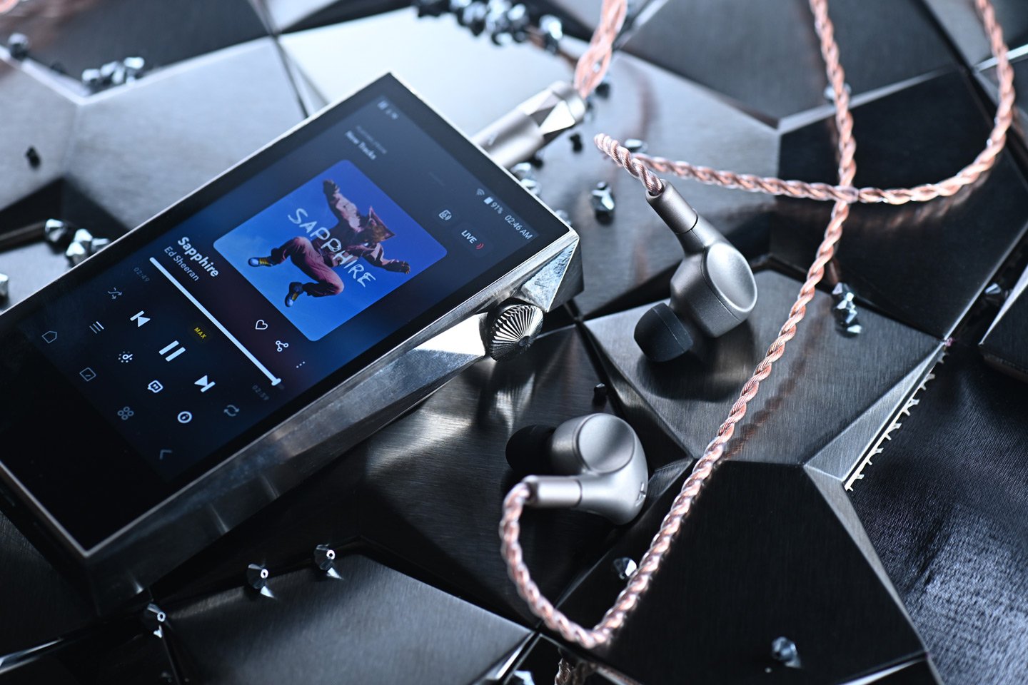 韓國品牌 Astell&Kern 最新推出的旗艦耳機 Luna，再次吸引了眾多音響玩家的目光。它承襲了 AK ZERO1 和 AK ZERO2 的開發經驗，持續追求還原音樂的本質。Luna 採用了全新的 13mm 平面震膜單元，進一步提升了聲音的寧靜度和平衡感。