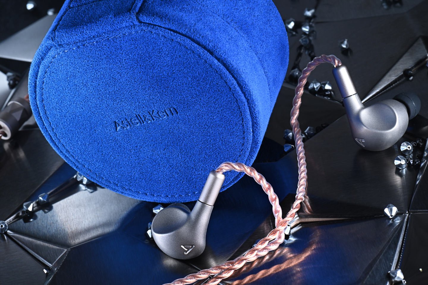 韓國品牌 Astell&Kern 最新推出的旗艦耳機 Luna，再次吸引了眾多音響玩家的目光。它承襲了 AK ZERO1 和 AK ZERO2 的開發經驗，持續追求還原音樂的本質。Luna 採用了全新的 13mm 平面震膜單元，進一步提升了聲音的寧靜度和平衡感。
