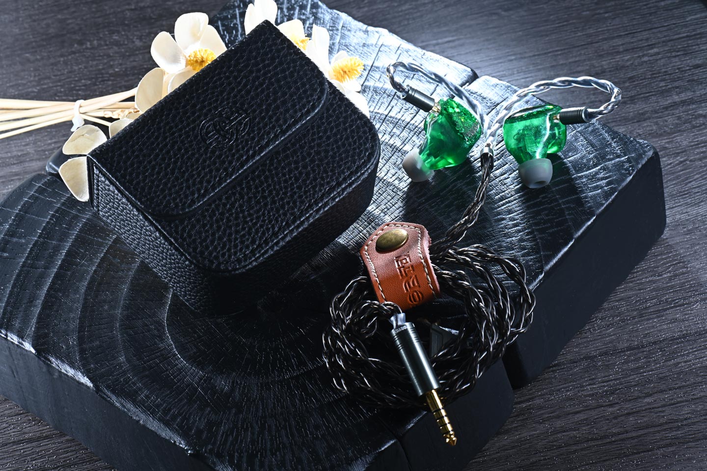 香港品牌 Eminent Ears 繼 Ruby（紅寶石）和 Sapphire（藍寶石）之後，最新推出的 Emerald（綠寶石）耳機，以親民的定價吸引了不少音響愛好者。這款耳機是品牌首款定價低於五位數的入耳式耳機，讓更多人能夠輕鬆擁有。Emerald 的設計靈感來自 Sapphire，採用了 1 動圈、2 動鐵和 1 骨傳導的單元組合，調音取向著重於聲音的平衡度，特別適合聆聽流行音樂。