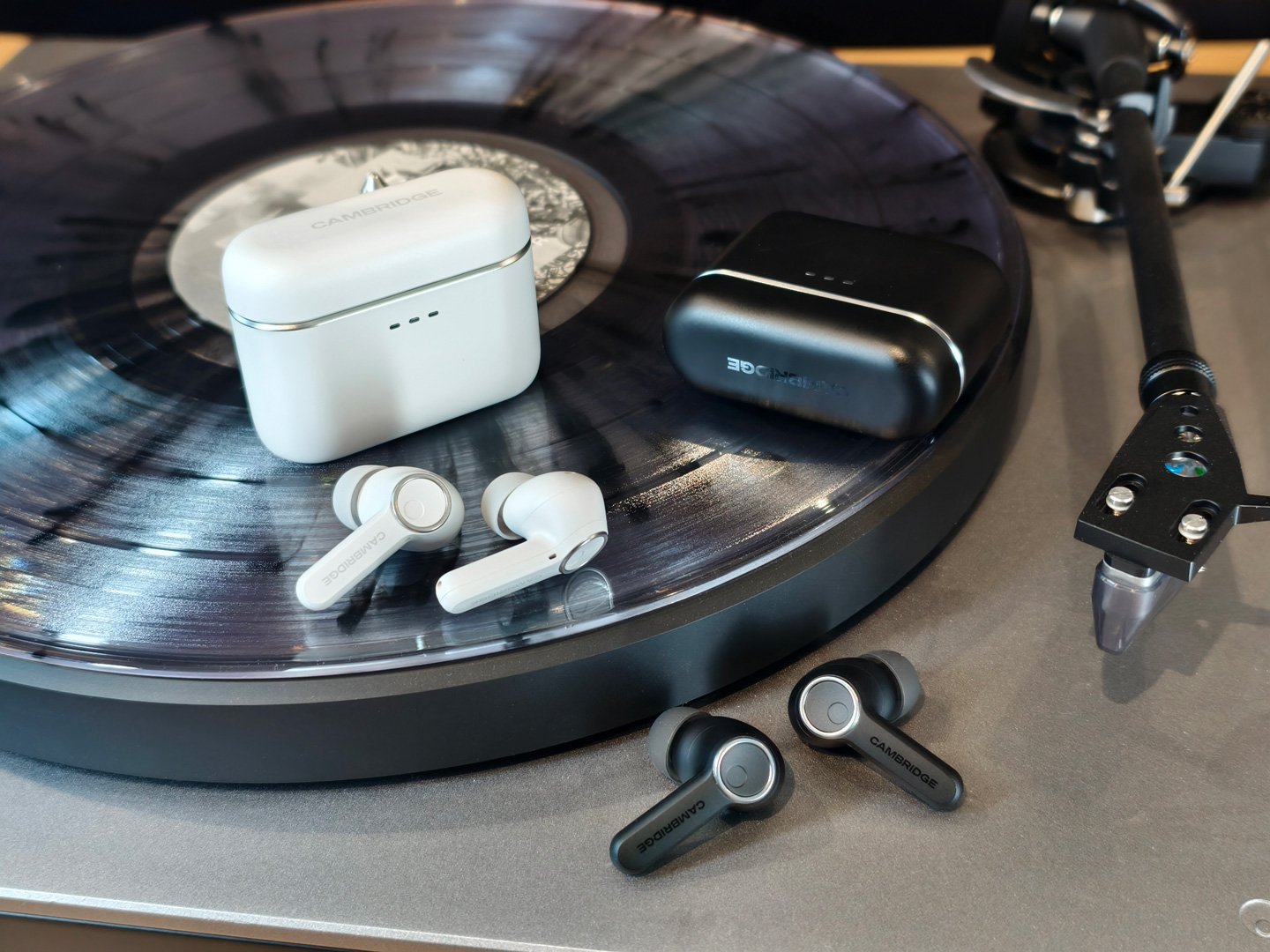 Cambridge Audio 正式推出全新 Melomania A100 主動式降噪真無線耳機，首度將家用級 Class AB 放大器植入微型耳機內，定價僅 $1,180，較過往型號更親民。