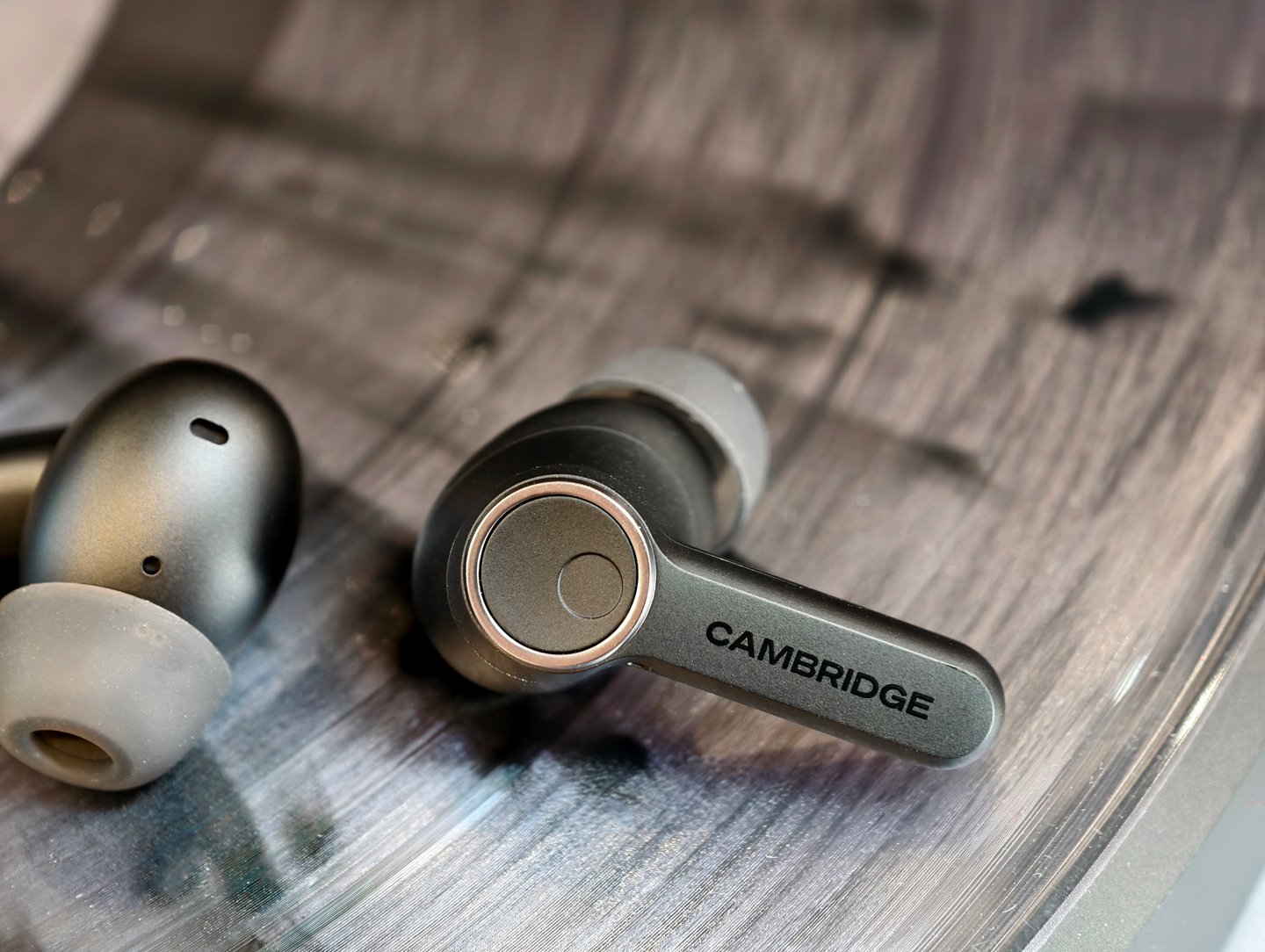 Cambridge Audio 正式推出全新 Melomania A100 主動式降噪真無線耳機，首度將家用級 Class AB 放大器植入微型耳機內，定價僅 $1,180，較過往型號更親民。