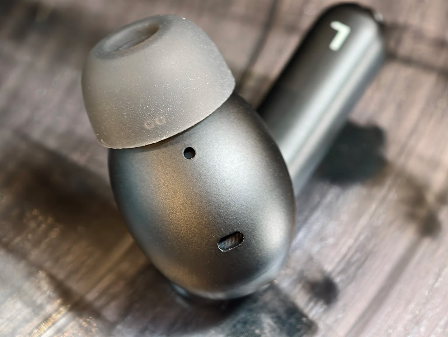 Cambridge Audio 正式推出全新 Melomania A100 主動式降噪真無線耳機，首度將家用級 Class AB 放大器植入微型耳機內，定價僅 $1,180，較過往型號更親民。
