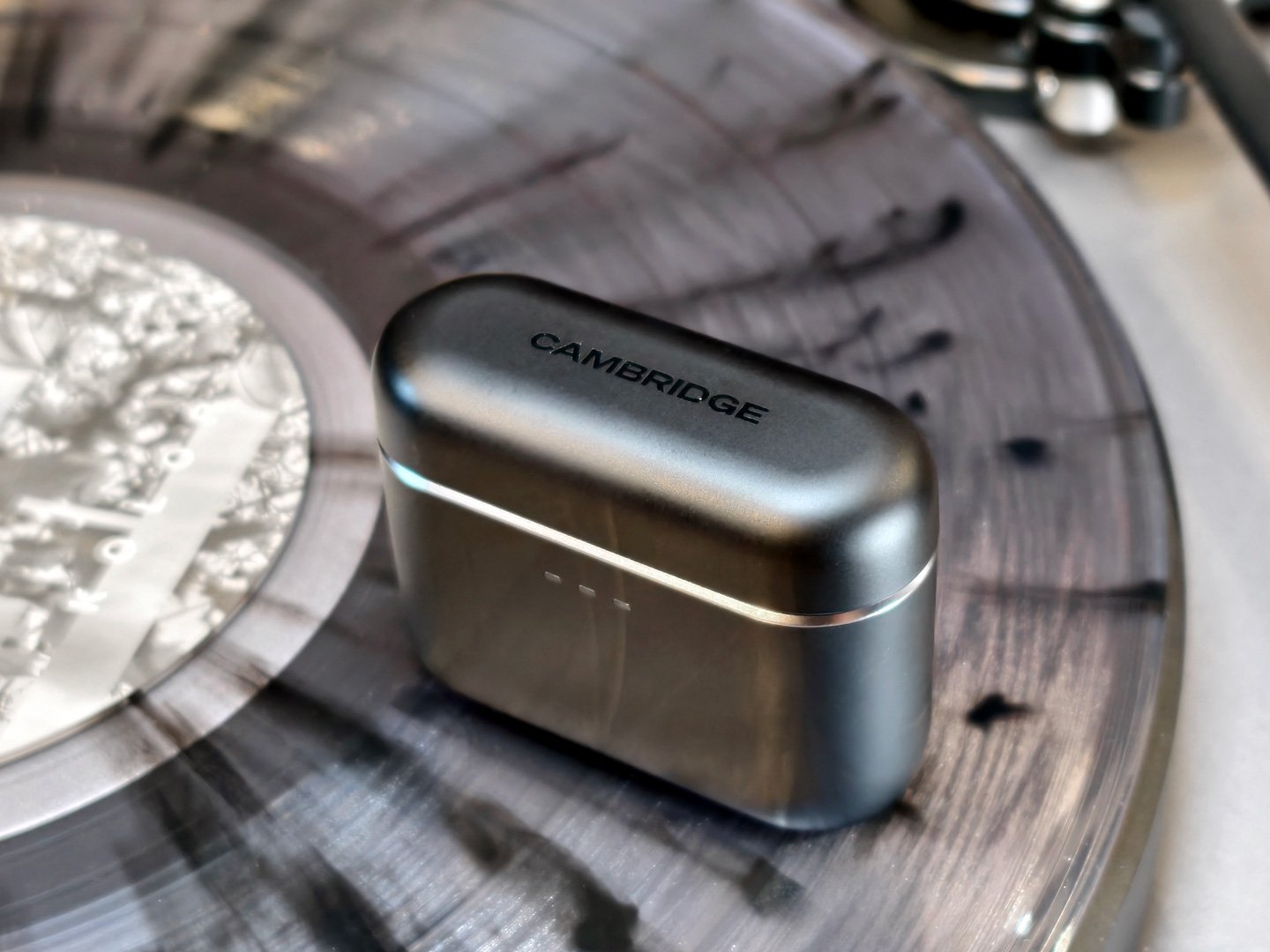 Cambridge Audio 正式推出全新 Melomania A100 主動式降噪真無線耳機，首度將家用級 Class AB 放大器植入微型耳機內，定價僅 $1,180，較過往型號更親民。