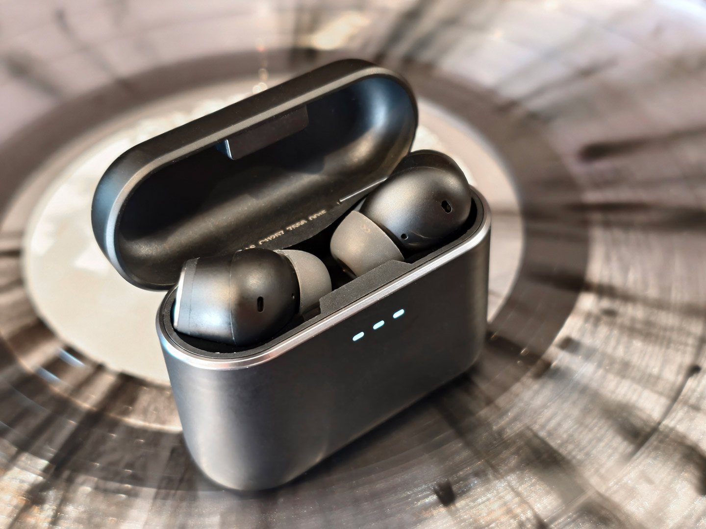 Cambridge Audio 正式推出全新 Melomania A100 主動式降噪真無線耳機，首度將家用級 Class AB 放大器植入微型耳機內，定價僅 $1,180，較過往型號更親民。
