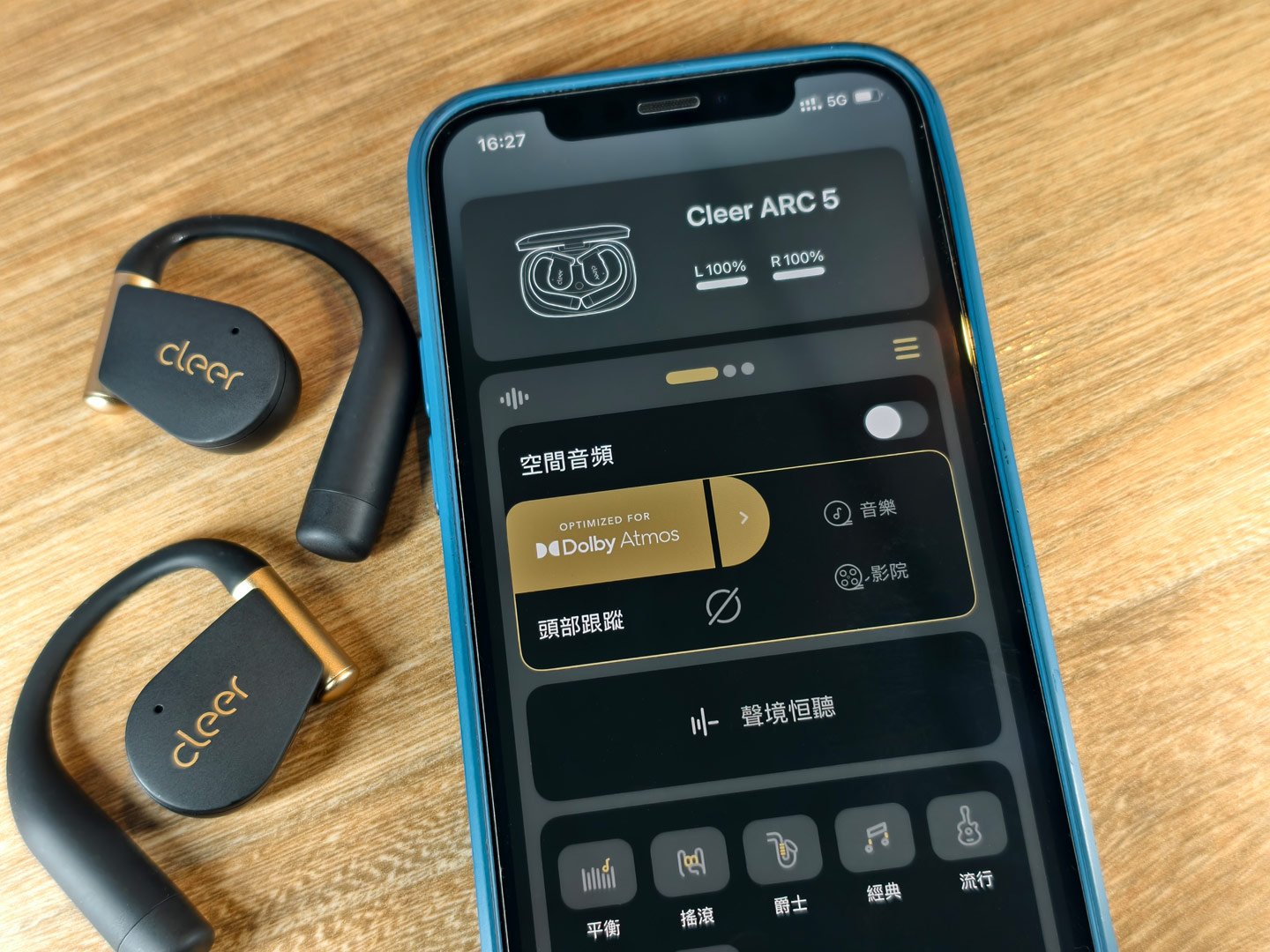 Cleer 近日正式推出旗艦新品 Cleer ARC 5 開放式真無線藍牙耳機，以「影院級音效」與「AI 智能穿戴」雙核心作為核心設計理念。作為全球首款同時榮獲 THX Spatial Audio 與 Dolby Atmos 雙認證的開放式耳機，ARC 5 不僅在音質上突破了開放式耳機的極限，還透過升級版的 Cleer AI 2.0 技術，重新定義了「耳掛式穿戴裝置」的可能性。與前代的 ARC 3 相比，新機在音質、續航、設計與智能功能上都實現了全面躍進，預計將引發開放式耳機技術競賽的新潮流。