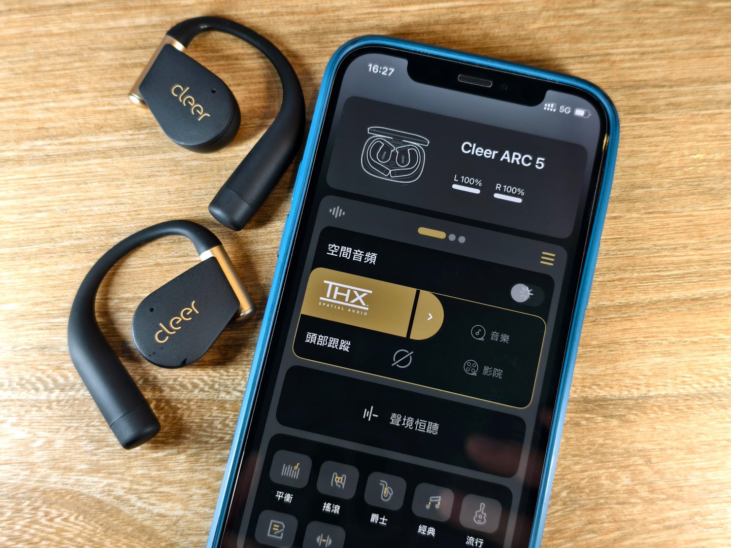 Cleer 近日正式推出旗艦新品 Cleer ARC 5 開放式真無線藍牙耳機，以「影院級音效」與「AI 智能穿戴」雙核心作為核心設計理念。作為全球首款同時榮獲 THX Spatial Audio 與 Dolby Atmos 雙認證的開放式耳機，ARC 5 不僅在音質上突破了開放式耳機的極限，還透過升級版的 Cleer AI 2.0 技術，重新定義了「耳掛式穿戴裝置」的可能性。與前代的 ARC 3 相比，新機在音質、續航、設計與智能功能上都實現了全面躍進，預計將引發開放式耳機技術競賽的新潮流。