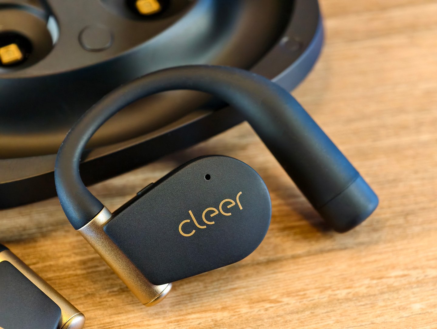 Cleer 近日正式推出旗艦新品 Cleer ARC 5 開放式真無線藍牙耳機，以「影院級音效」與「AI 智能穿戴」雙核心作為核心設計理念。作為全球首款同時榮獲 THX Spatial Audio 與 Dolby Atmos 雙認證的開放式耳機，ARC 5 不僅在音質上突破了開放式耳機的極限，還透過升級版的 Cleer AI 2.0 技術，重新定義了「耳掛式穿戴裝置」的可能性。與前代的 ARC 3 相比，新機在音質、續航、設計與智能功能上都實現了全面躍進，預計將引發開放式耳機技術競賽的新潮流。