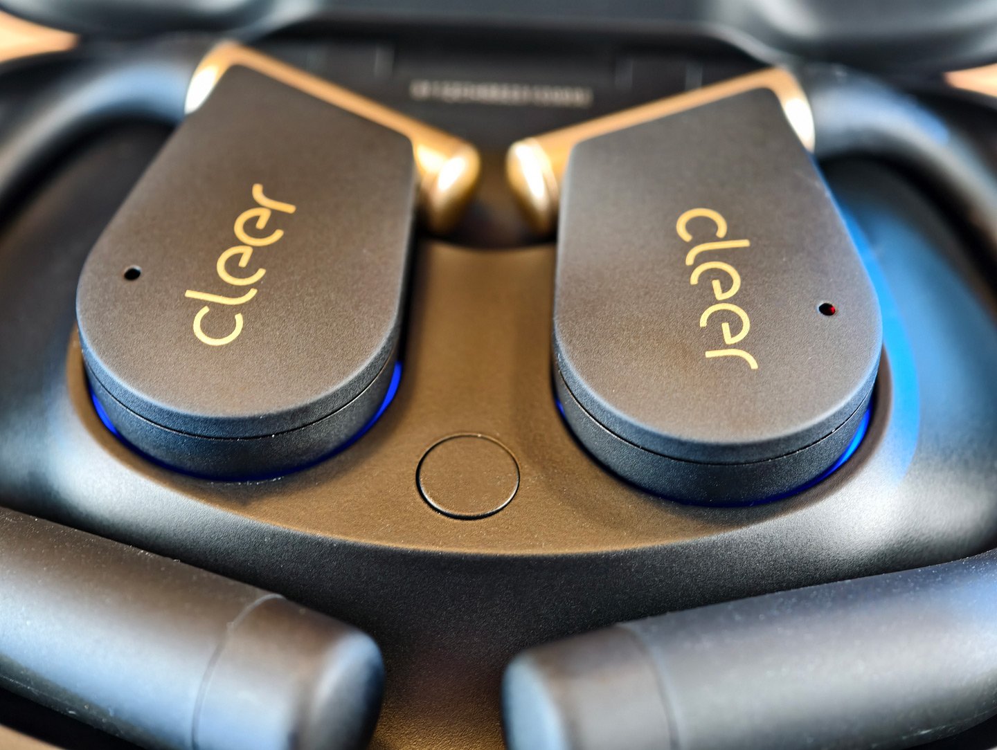 Cleer 近日正式推出旗艦新品 Cleer ARC 5 開放式真無線藍牙耳機，以「影院級音效」與「AI 智能穿戴」雙核心作為核心設計理念。作為全球首款同時榮獲 THX Spatial Audio 與 Dolby Atmos 雙認證的開放式耳機，ARC 5 不僅在音質上突破了開放式耳機的極限，還透過升級版的 Cleer AI 2.0 技術，重新定義了「耳掛式穿戴裝置」的可能性。與前代的 ARC 3 相比，新機在音質、續航、設計與智能功能上都實現了全面躍進，預計將引發開放式耳機技術競賽的新潮流。