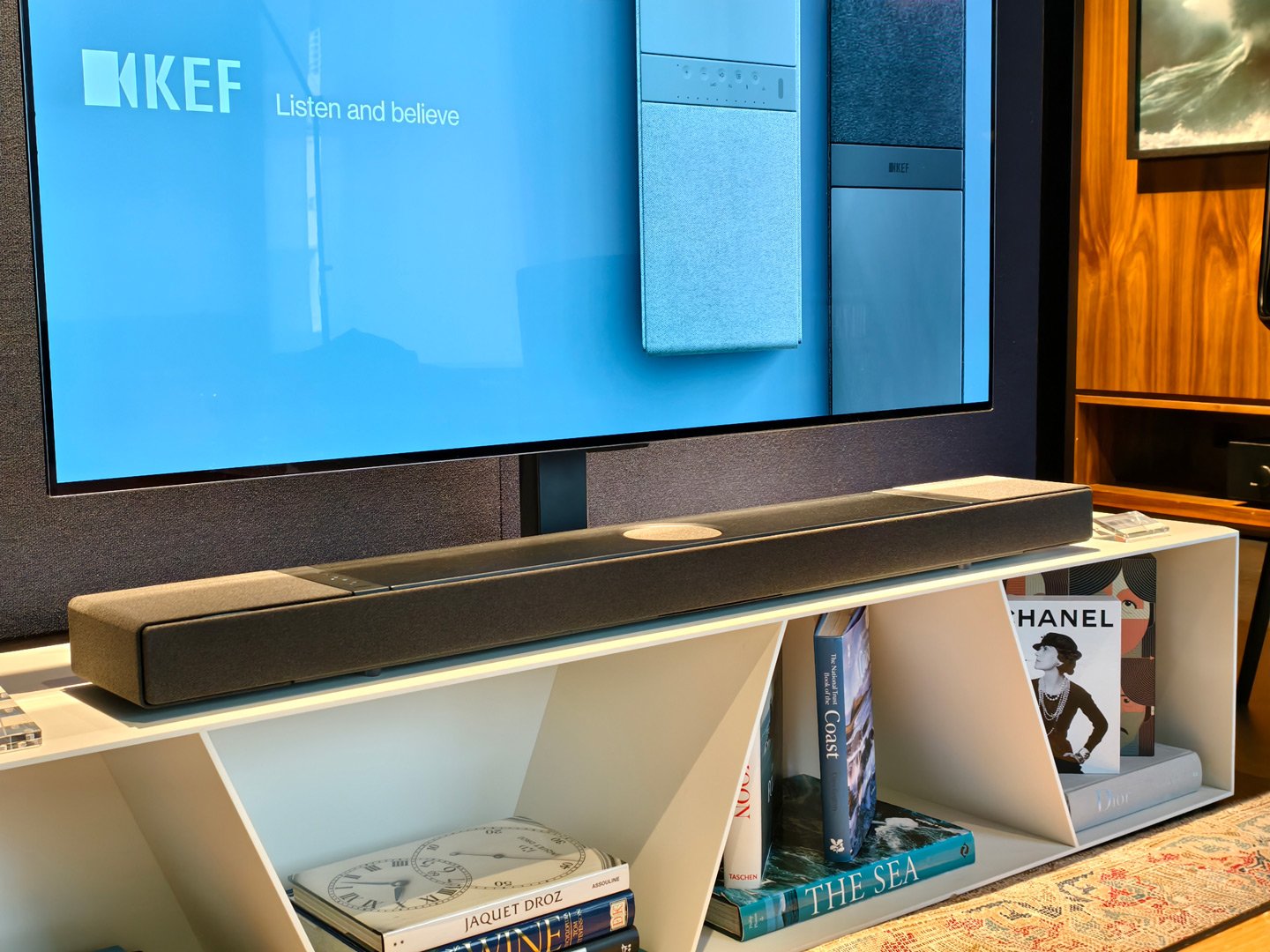 英國音響品牌 KEF 推出了他們的首款 Soundbar 系統 XIO，採用 5.1.2 的配置，內部擁有多達 12 個單元。KEF 認為優質音響的表現離不開單元的核心技術，因此他們將大量 Hi-Fi 級的單元技術融入這款 Soundbar，為家庭娛樂系統帶來全新的體驗。