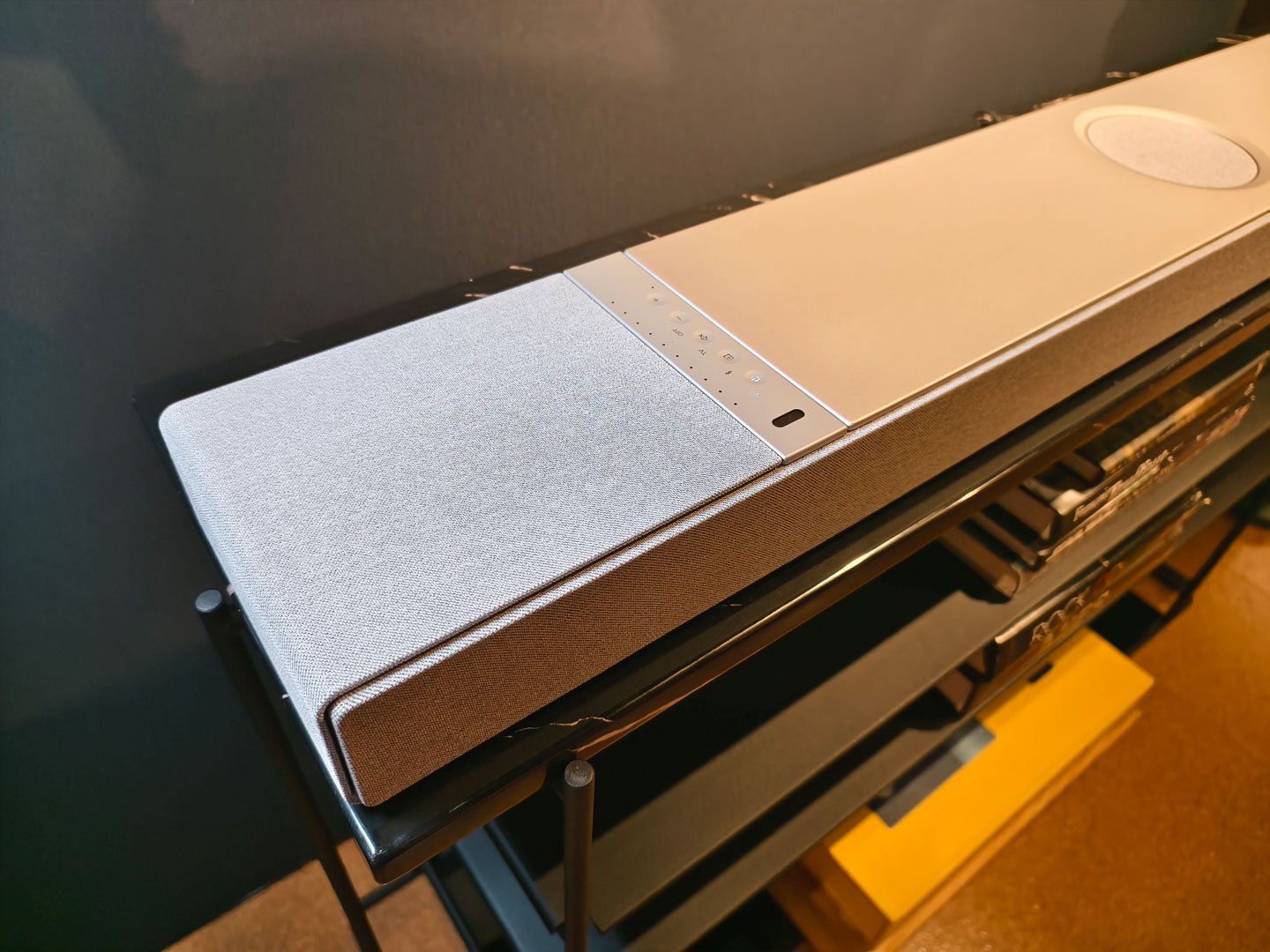 英國音響品牌 KEF 推出了他們的首款 Soundbar 系統 XIO，採用 5.1.2 的配置，內部擁有多達 12 個單元。KEF 認為優質音響的表現離不開單元的核心技術，因此他們將大量 Hi-Fi 級的單元技術融入這款 Soundbar，為家庭娛樂系統帶來全新的體驗。
