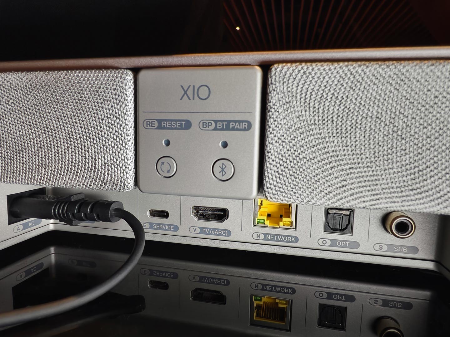 英國音響品牌 KEF 推出了他們的首款 Soundbar 系統 XIO，採用 5.1.2 的配置，內部擁有多達 12 個單元。KEF 認為優質音響的表現離不開單元的核心技術，因此他們將大量 Hi-Fi 級的單元技術融入這款 Soundbar，為家庭娛樂系統帶來全新的體驗。