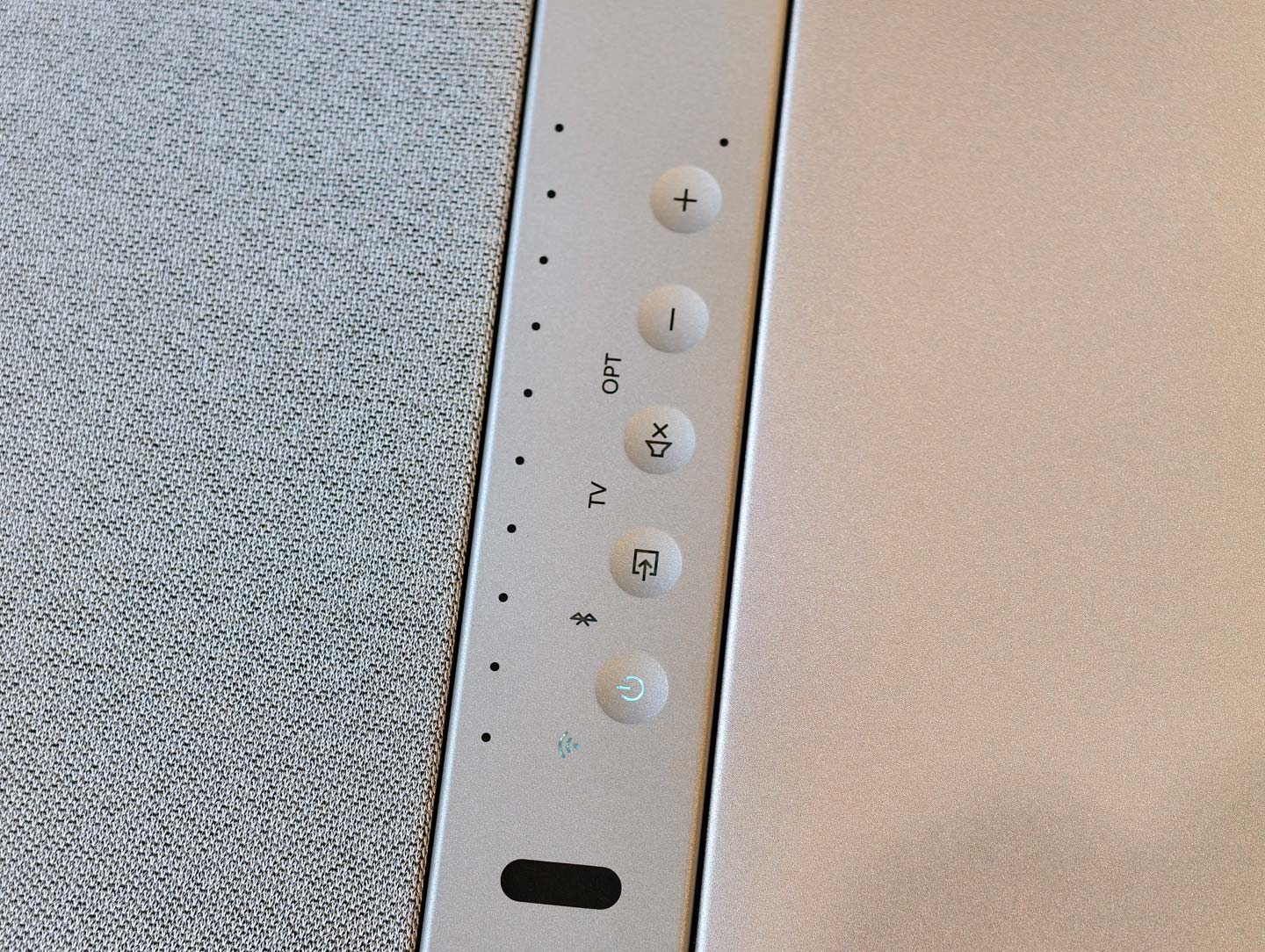 英國音響品牌 KEF 推出了他們的首款 Soundbar 系統 XIO，採用 5.1.2 的配置，內部擁有多達 12 個單元。KEF 認為優質音響的表現離不開單元的核心技術，因此他們將大量 Hi-Fi 級的單元技術融入這款 Soundbar，為家庭娛樂系統帶來全新的體驗。