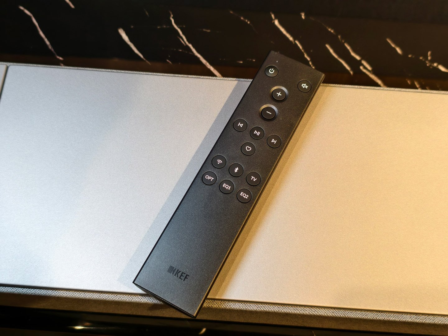 英國音響品牌 KEF 推出了他們的首款 Soundbar 系統 XIO，採用 5.1.2 的配置，內部擁有多達 12 個單元。KEF 認為優質音響的表現離不開單元的核心技術，因此他們將大量 Hi-Fi 級的單元技術融入這款 Soundbar，為家庭娛樂系統帶來全新的體驗。