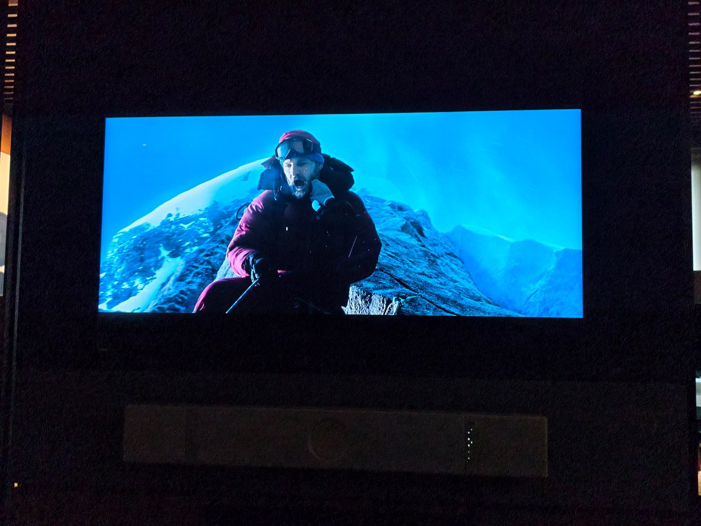 英國音響品牌 KEF 推出了他們的首款 Soundbar 系統 XIO，採用 5.1.2 的配置，內部擁有多達 12 個單元。KEF 認為優質音響的表現離不開單元的核心技術，因此他們將大量 Hi-Fi 級的單元技術融入這款 Soundbar，為家庭娛樂系統帶來全新的體驗。