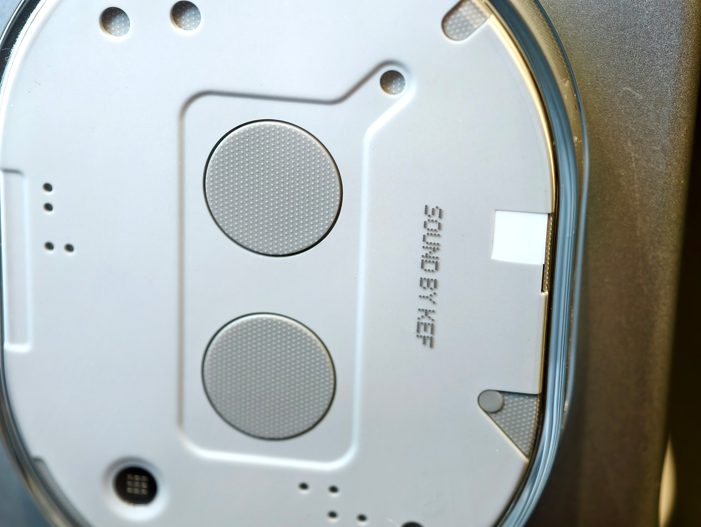 以創新設計而聞名的科技品牌 Nothing，正式推出其首款頭戴式耳機 Headphone (1)。這款耳機是 Nothing 與英國音響大廠 KEF 的合作結晶，融合了卓越的聲學技術與獨特的設計理念，為用家帶來沉浸式的聆聽體驗和令人驚艷的視覺享受。