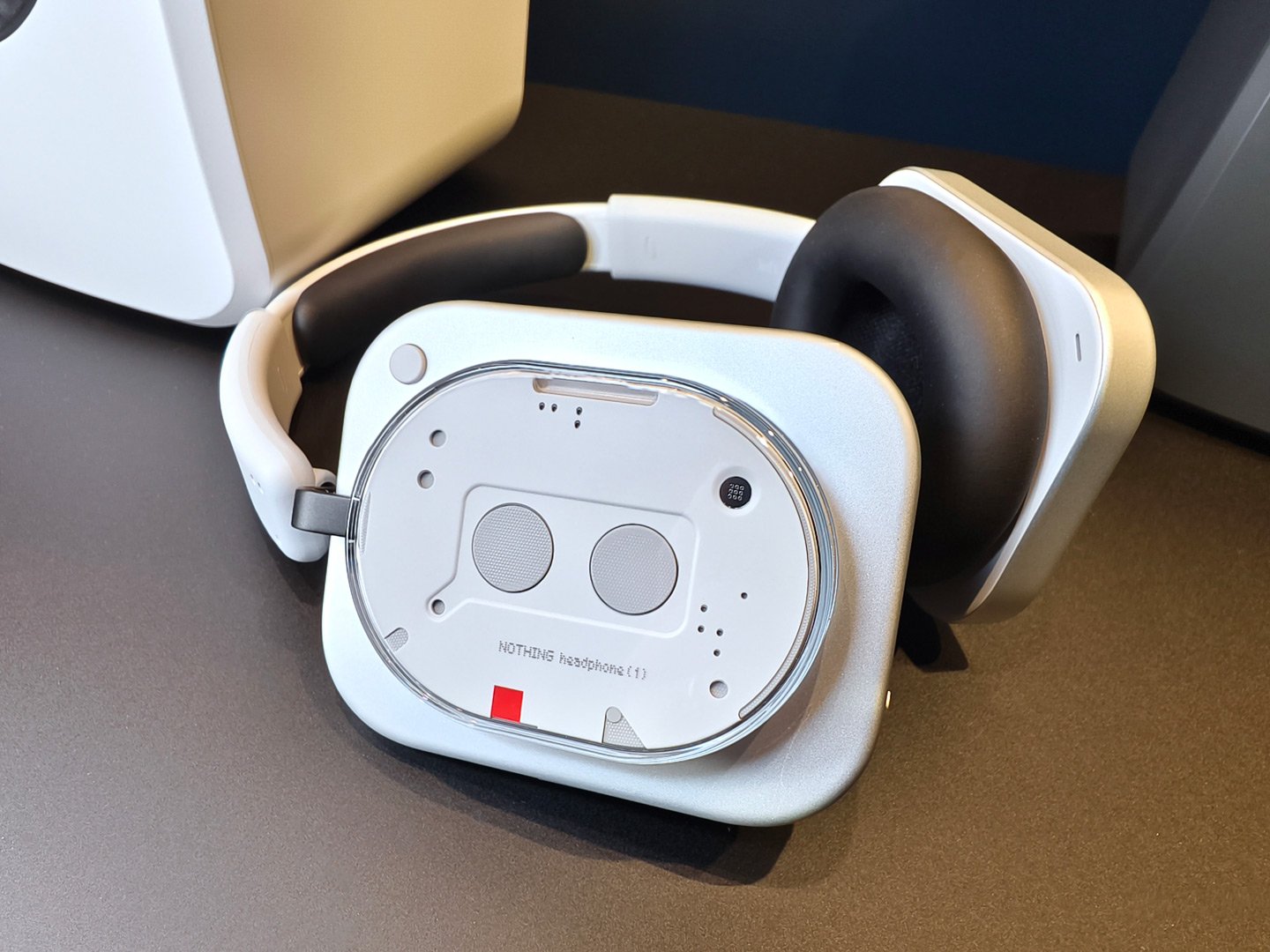 以創新設計而聞名的科技品牌 Nothing，正式推出其首款頭戴式耳機 Headphone (1)。這款耳機是 Nothing 與英國音響大廠 KEF 的合作結晶，融合了卓越的聲學技術與獨特的設計理念，為用家帶來沉浸式的聆聽體驗和令人驚艷的視覺享受。