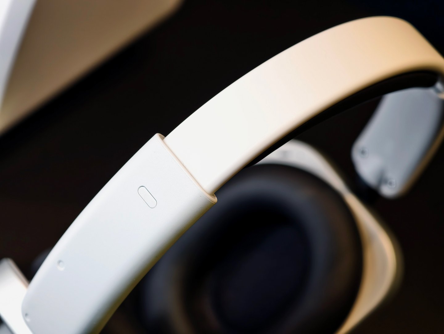 以創新設計而聞名的科技品牌 Nothing，正式推出其首款頭戴式耳機 Headphone (1)。這款耳機是 Nothing 與英國音響大廠 KEF 的合作結晶，融合了卓越的聲學技術與獨特的設計理念，為用家帶來沉浸式的聆聽體驗和令人驚艷的視覺享受。