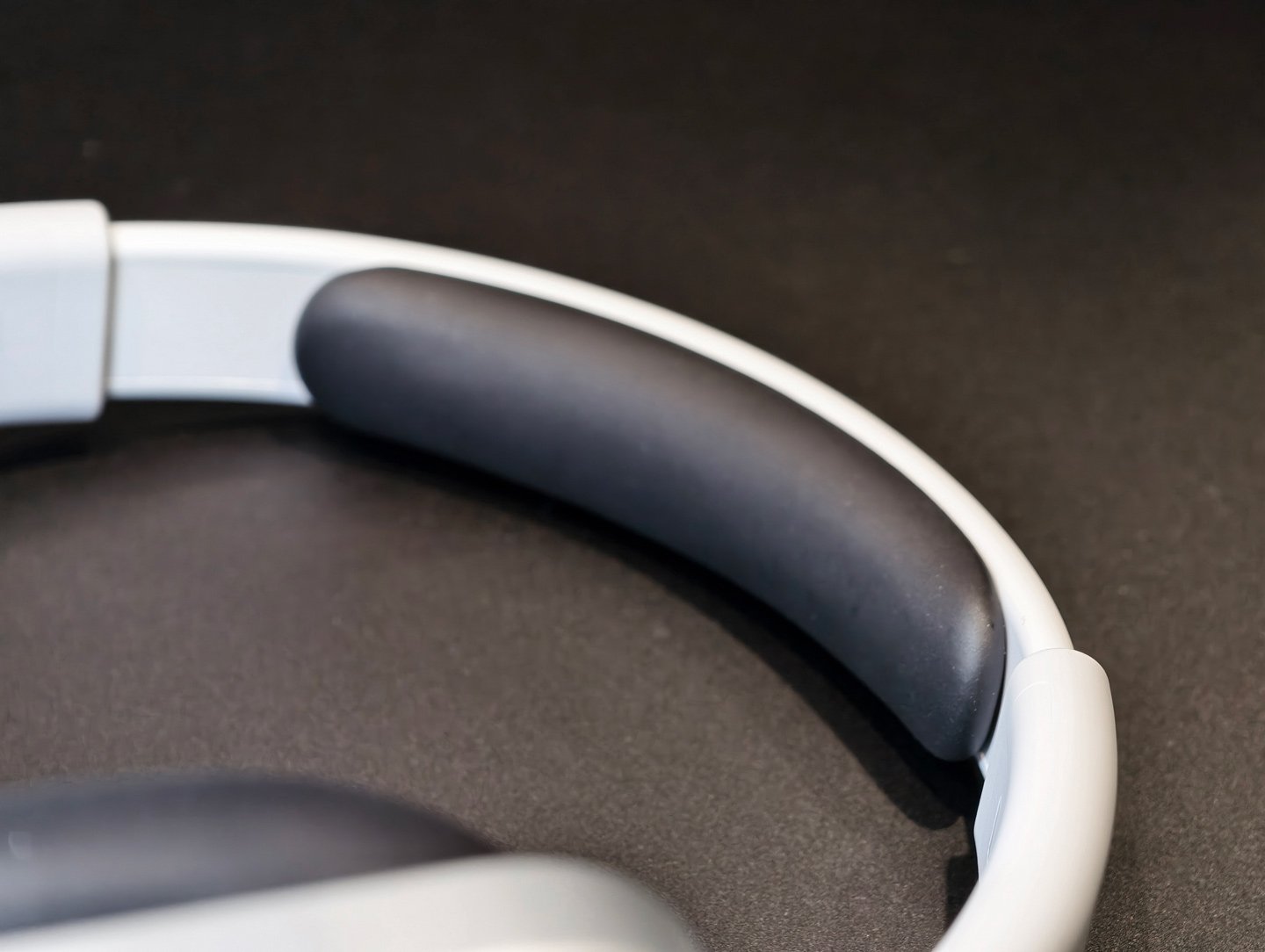 以創新設計而聞名的科技品牌 Nothing，正式推出其首款頭戴式耳機 Headphone (1)。這款耳機是 Nothing 與英國音響大廠 KEF 的合作結晶，融合了卓越的聲學技術與獨特的設計理念，為用家帶來沉浸式的聆聽體驗和令人驚艷的視覺享受。