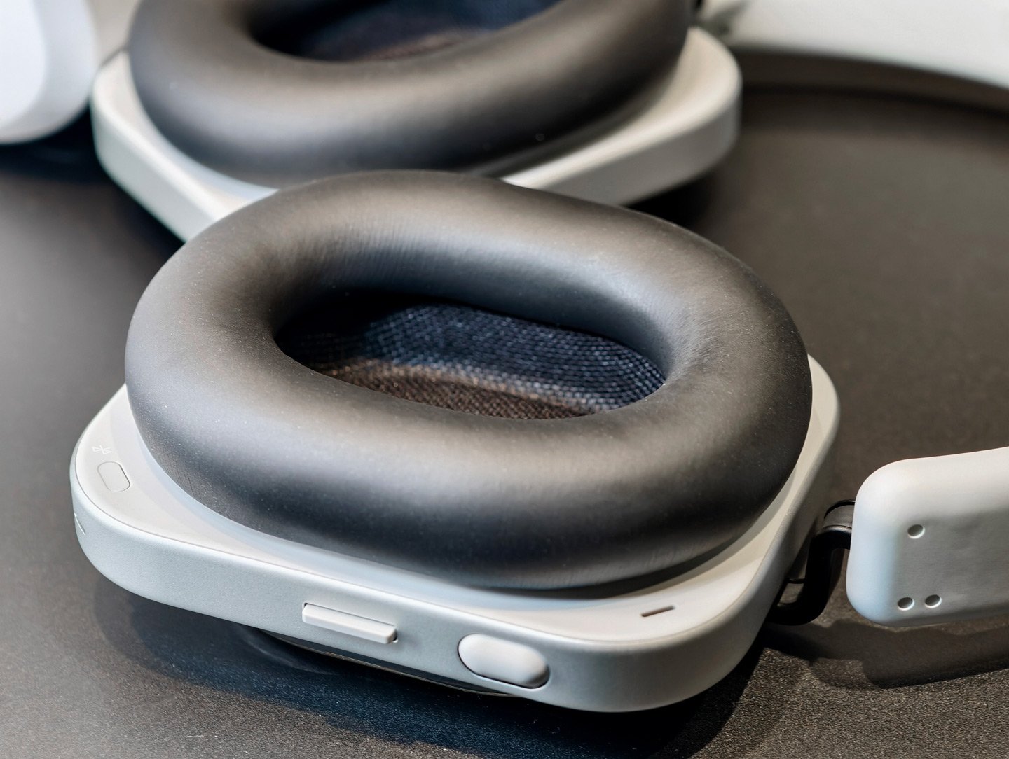 以創新設計而聞名的科技品牌 Nothing，正式推出其首款頭戴式耳機 Headphone (1)。這款耳機是 Nothing 與英國音響大廠 KEF 的合作結晶，融合了卓越的聲學技術與獨特的設計理念，為用家帶來沉浸式的聆聽體驗和令人驚艷的視覺享受。