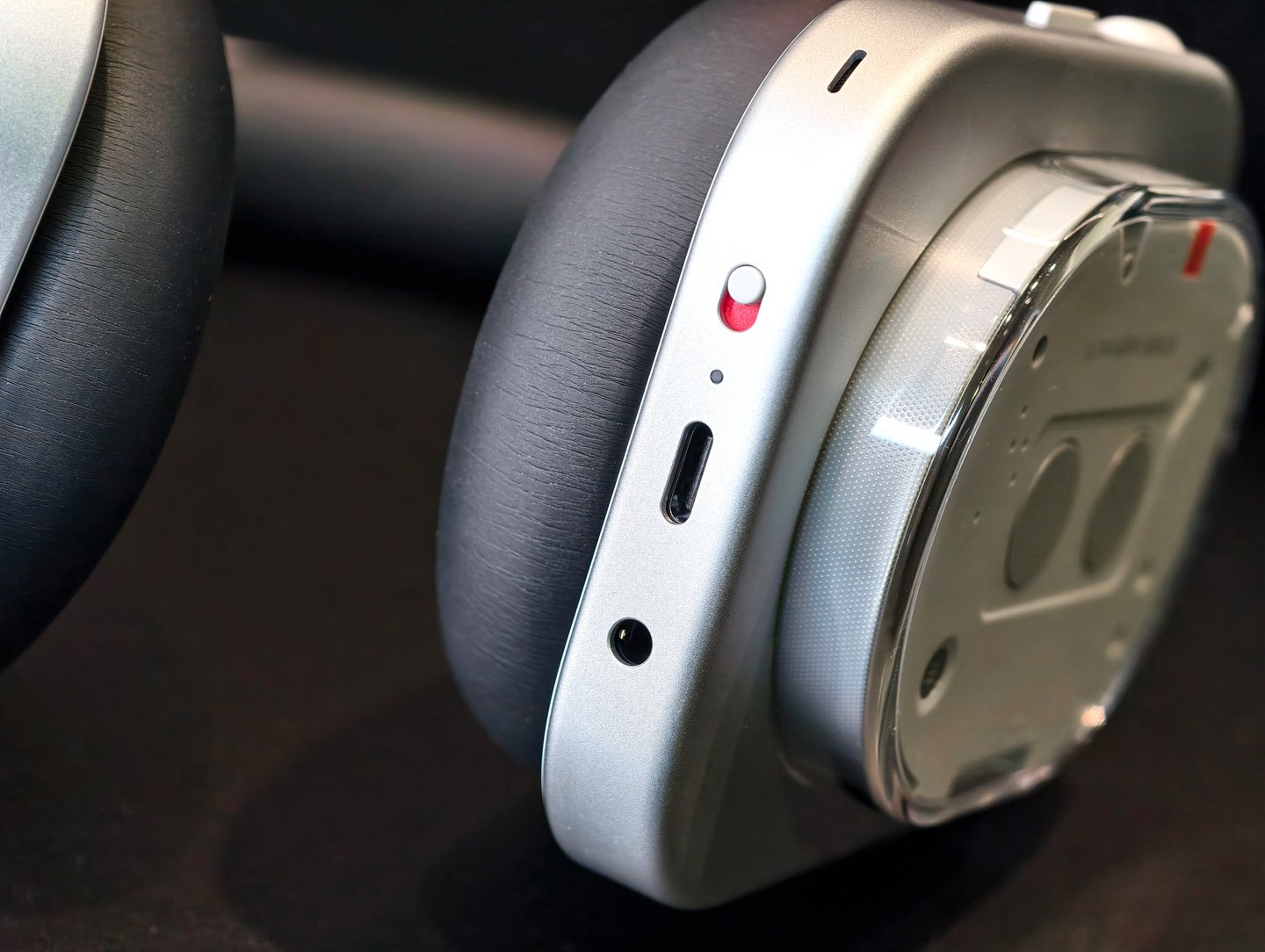 以創新設計而聞名的科技品牌 Nothing，正式推出其首款頭戴式耳機 Headphone (1)。這款耳機是 Nothing 與英國音響大廠 KEF 的合作結晶，融合了卓越的聲學技術與獨特的設計理念，為用家帶來沉浸式的聆聽體驗和令人驚艷的視覺享受。