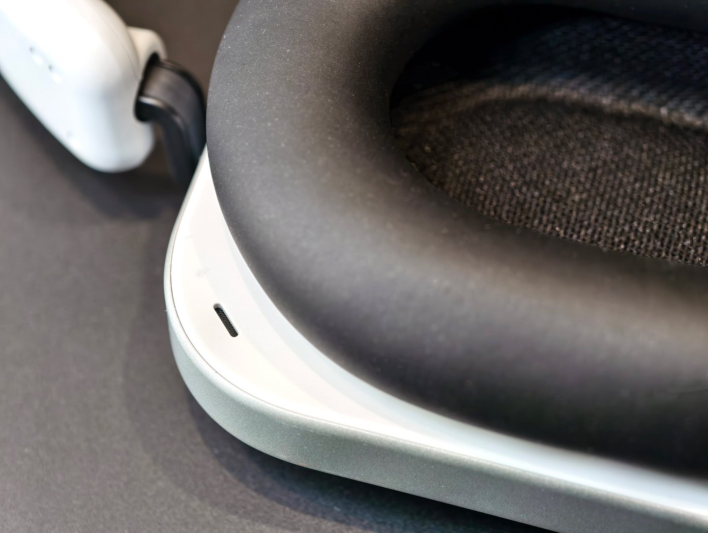 以創新設計而聞名的科技品牌 Nothing，正式推出其首款頭戴式耳機 Headphone (1)。這款耳機是 Nothing 與英國音響大廠 KEF 的合作結晶，融合了卓越的聲學技術與獨特的設計理念，為用家帶來沉浸式的聆聽體驗和令人驚艷的視覺享受。