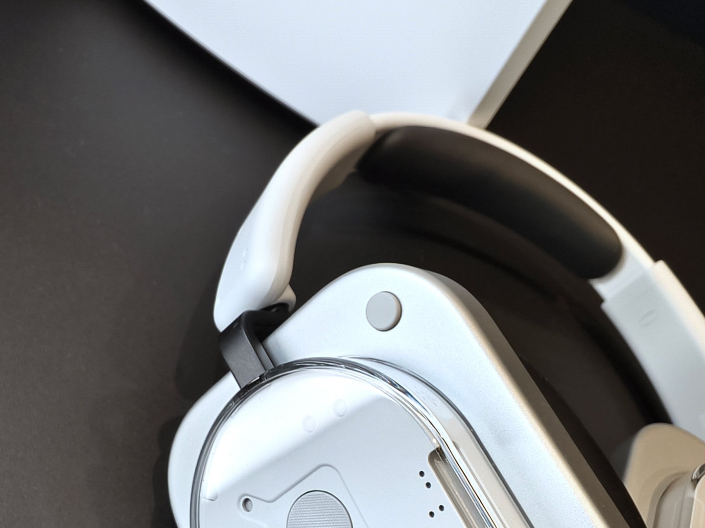 以創新設計而聞名的科技品牌 Nothing，正式推出其首款頭戴式耳機 Headphone (1)。這款耳機是 Nothing 與英國音響大廠 KEF 的合作結晶，融合了卓越的聲學技術與獨特的設計理念，為用家帶來沉浸式的聆聽體驗和令人驚艷的視覺享受。