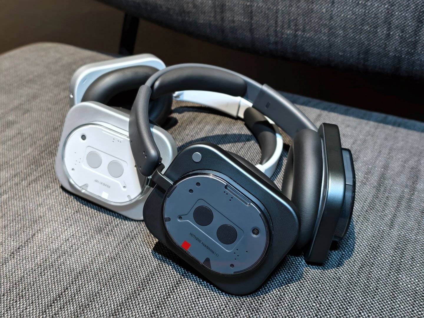 以創新設計而聞名的科技品牌 Nothing，正式推出其首款頭戴式耳機 Headphone (1)。這款耳機是 Nothing 與英國音響大廠 KEF 的合作結晶，融合了卓越的聲學技術與獨特的設計理念，為用家帶來沉浸式的聆聽體驗和令人驚艷的視覺享受。