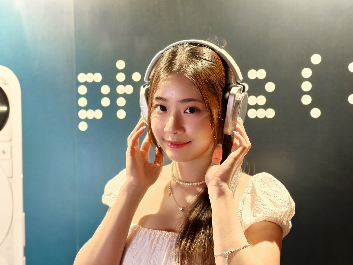 以創新設計而聞名的科技品牌 Nothing，正式推出其首款頭戴式耳機 Headphone (1)。這款耳機是 Nothing 與英國音響大廠 KEF 的合作結晶，融合了卓越的聲學技術與獨特的設計理念，為用家帶來沉浸式的聆聽體驗和令人驚艷的視覺享受。