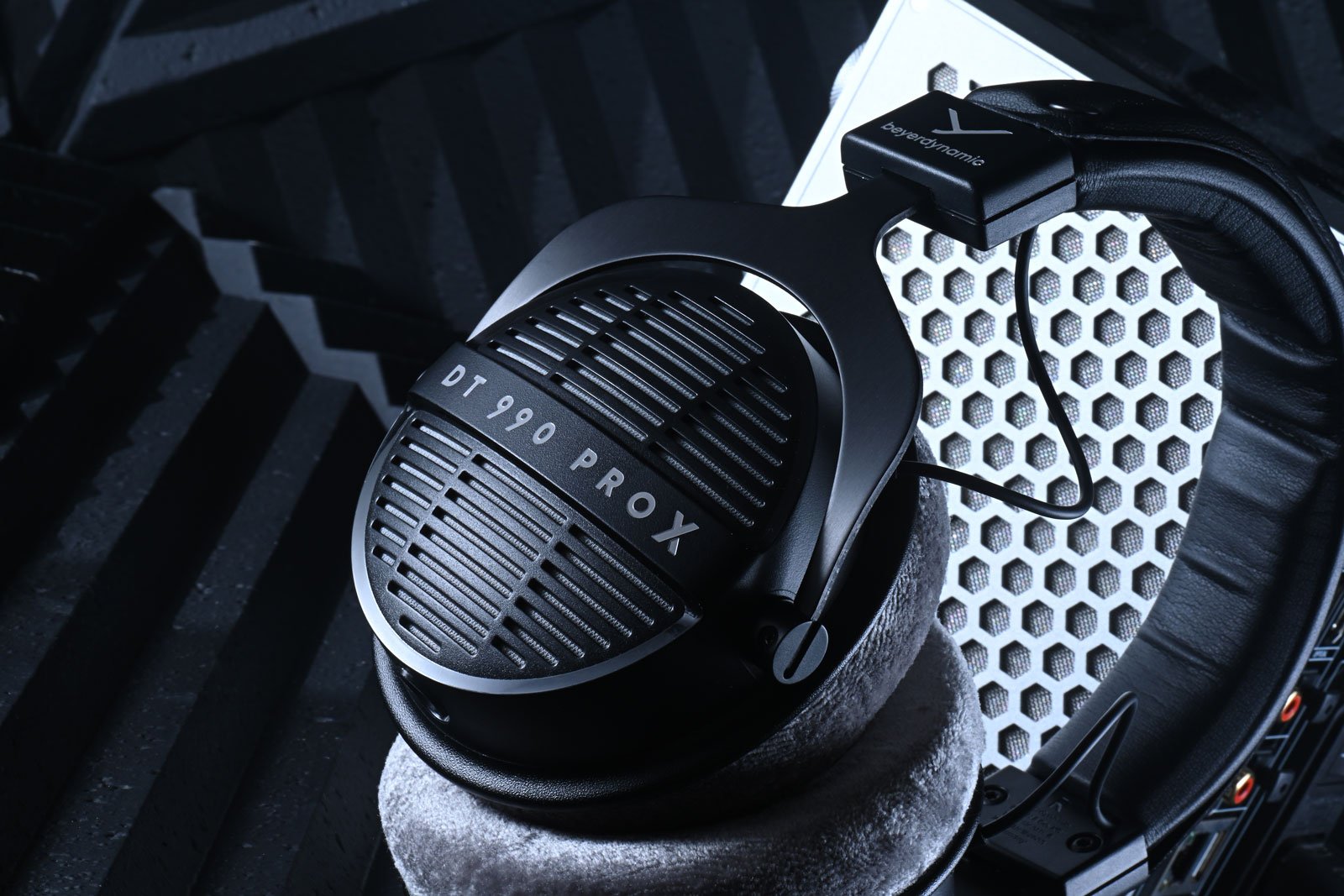 德國音響品牌 Beyerdynamic 旗下的 DT 990 PRO 一直是音樂人和錄音師心目中的經典，最近這款傳奇耳機迎來了新世代接班人——DT 990 PRO X，不僅延續了原來版本那種寬廣、通透的聲音表現，更如品牌其他型號的「PRO X」升級版那樣，透過創新的 STELLAR.45 驅動單元、可拆式線材與人體工學設計，讓耳機能應用於更多不同的工作場合，更符合現時用家的需求。