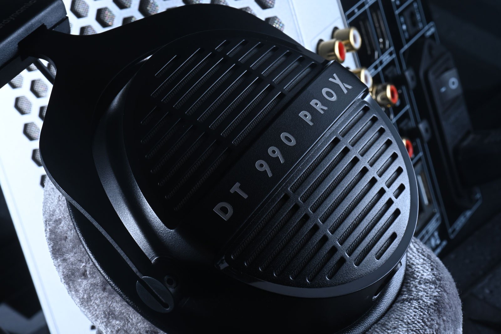 德國音響品牌 Beyerdynamic 旗下的 DT 990 PRO 一直是音樂人和錄音師心目中的經典，最近這款傳奇耳機迎來了新世代接班人——DT 990 PRO X，不僅延續了原來版本那種寬廣、通透的聲音表現，更如品牌其他型號的「PRO X」升級版那樣，透過創新的 STELLAR.45 驅動單元、可拆式線材與人體工學設計，讓耳機能應用於更多不同的工作場合，更符合現時用家的需求。