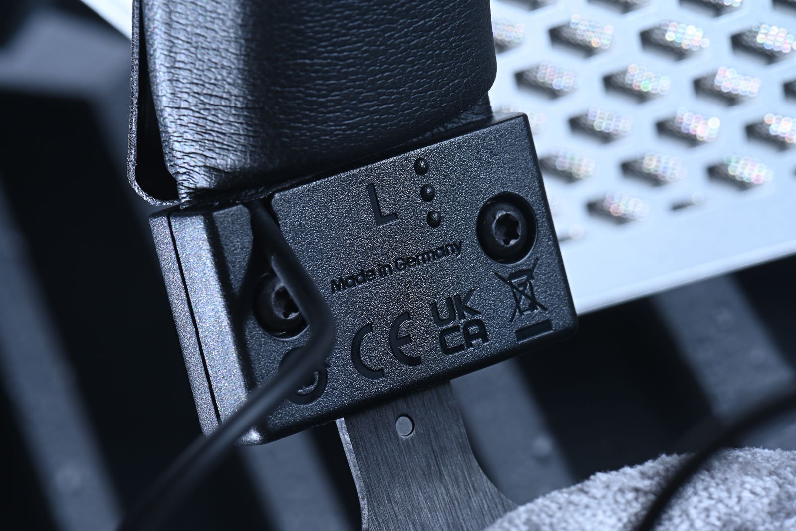 德國音響品牌 Beyerdynamic 旗下的 DT 990 PRO 一直是音樂人和錄音師心目中的經典，最近這款傳奇耳機迎來了新世代接班人——DT 990 PRO X，不僅延續了原來版本那種寬廣、通透的聲音表現，更如品牌其他型號的「PRO X」升級版那樣，透過創新的 STELLAR.45 驅動單元、可拆式線材與人體工學設計，讓耳機能應用於更多不同的工作場合，更符合現時用家的需求。
