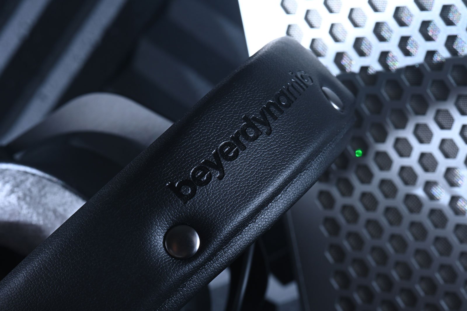 德國音響品牌 Beyerdynamic 旗下的 DT 990 PRO 一直是音樂人和錄音師心目中的經典，最近這款傳奇耳機迎來了新世代接班人——DT 990 PRO X，不僅延續了原來版本那種寬廣、通透的聲音表現，更如品牌其他型號的「PRO X」升級版那樣，透過創新的 STELLAR.45 驅動單元、可拆式線材與人體工學設計，讓耳機能應用於更多不同的工作場合，更符合現時用家的需求。