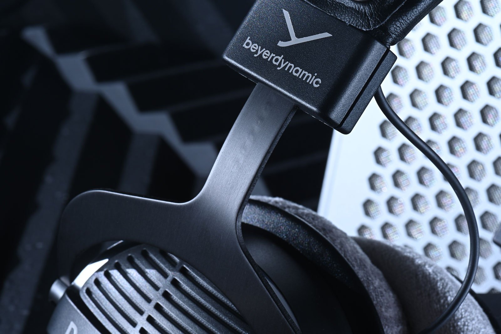 德國音響品牌 Beyerdynamic 旗下的 DT 990 PRO 一直是音樂人和錄音師心目中的經典，最近這款傳奇耳機迎來了新世代接班人——DT 990 PRO X，不僅延續了原來版本那種寬廣、通透的聲音表現，更如品牌其他型號的「PRO X」升級版那樣，透過創新的 STELLAR.45 驅動單元、可拆式線材與人體工學設計，讓耳機能應用於更多不同的工作場合，更符合現時用家的需求。