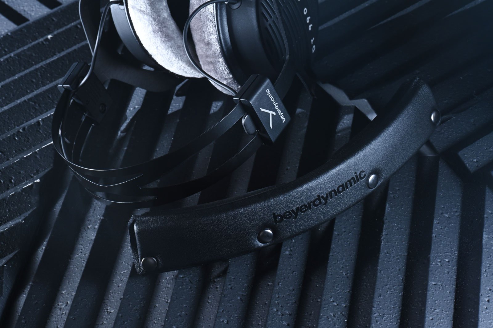 德國音響品牌 Beyerdynamic 旗下的 DT 990 PRO 一直是音樂人和錄音師心目中的經典，最近這款傳奇耳機迎來了新世代接班人——DT 990 PRO X，不僅延續了原來版本那種寬廣、通透的聲音表現，更如品牌其他型號的「PRO X」升級版那樣，透過創新的 STELLAR.45 驅動單元、可拆式線材與人體工學設計，讓耳機能應用於更多不同的工作場合，更符合現時用家的需求。